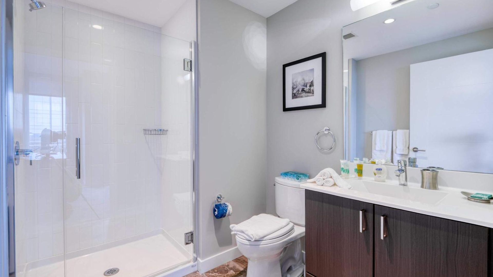 Luxury With Balcony In Seaport