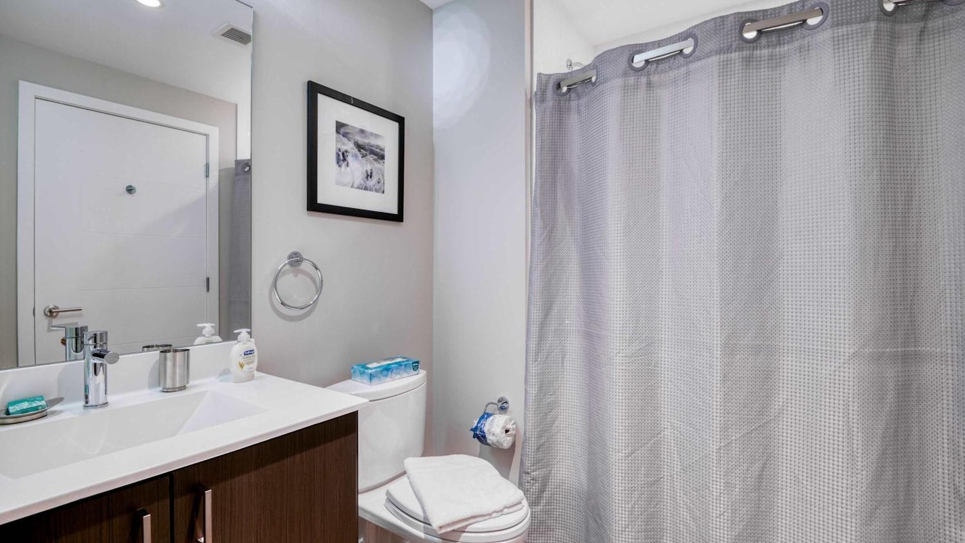 Luxury With Balcony In Seaport Apartment *