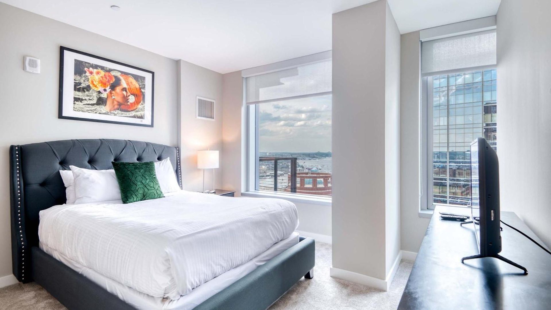 Luxury With Balcony In Seaport *