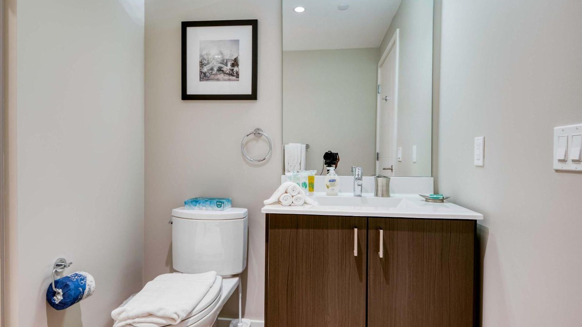 Luxury With Balcony In Seaport