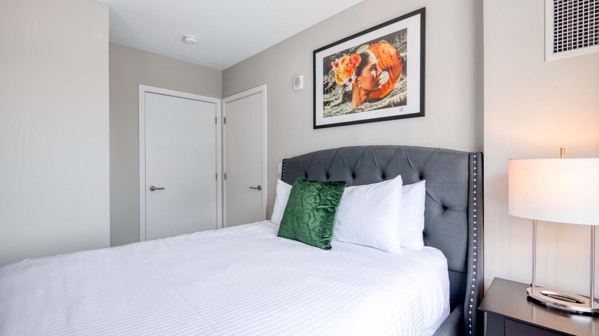 Apartment Luxury With Balcony In Seaport