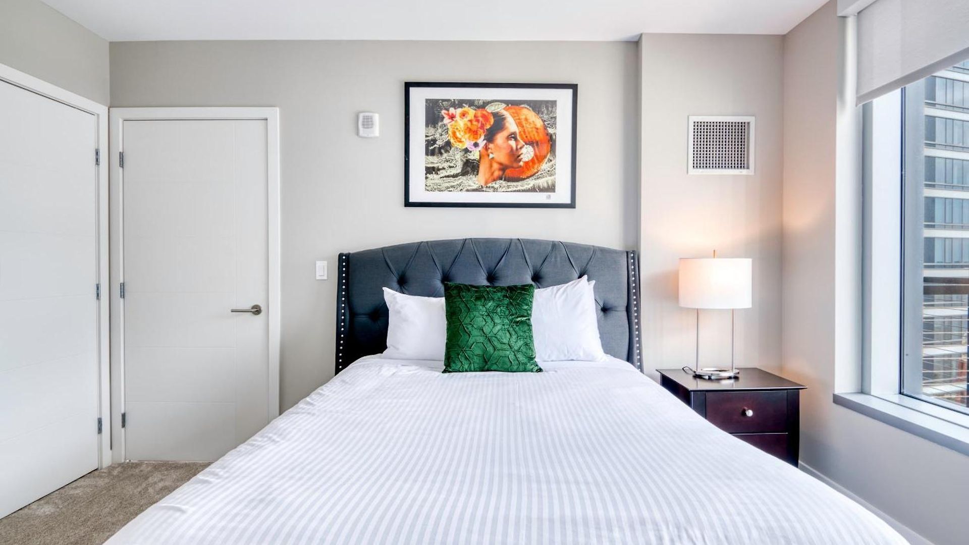Luxury With Balcony In Seaport Apartment *