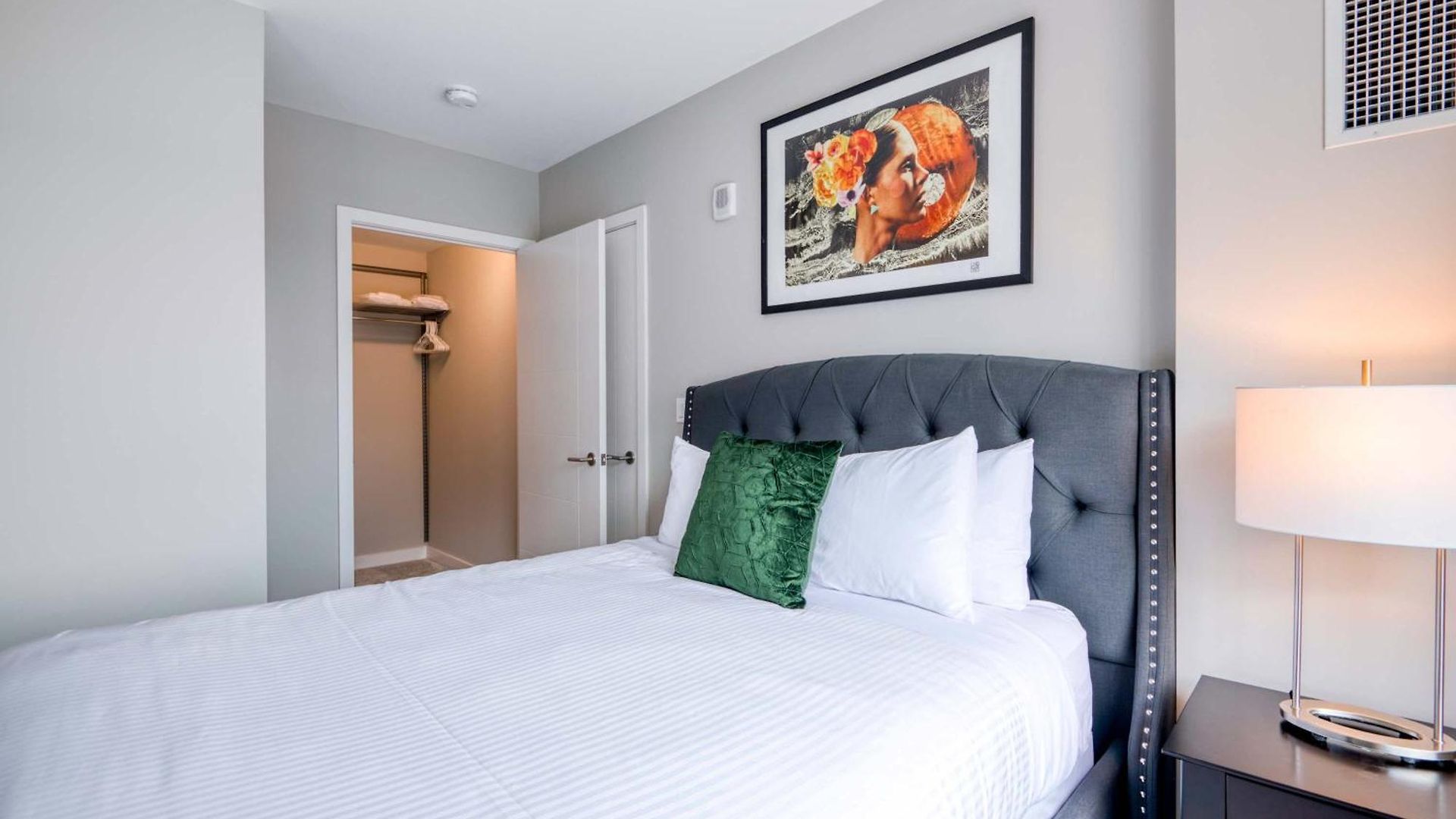 Apartment Luxury With Balcony In Seaport *