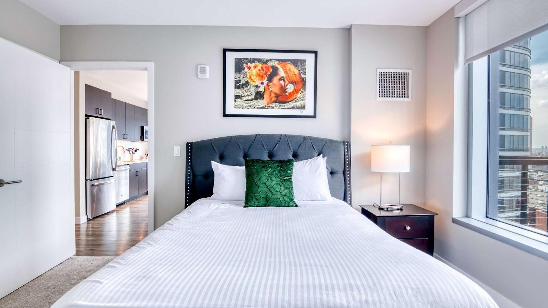Luxury With Balcony In Seaport Apartment *