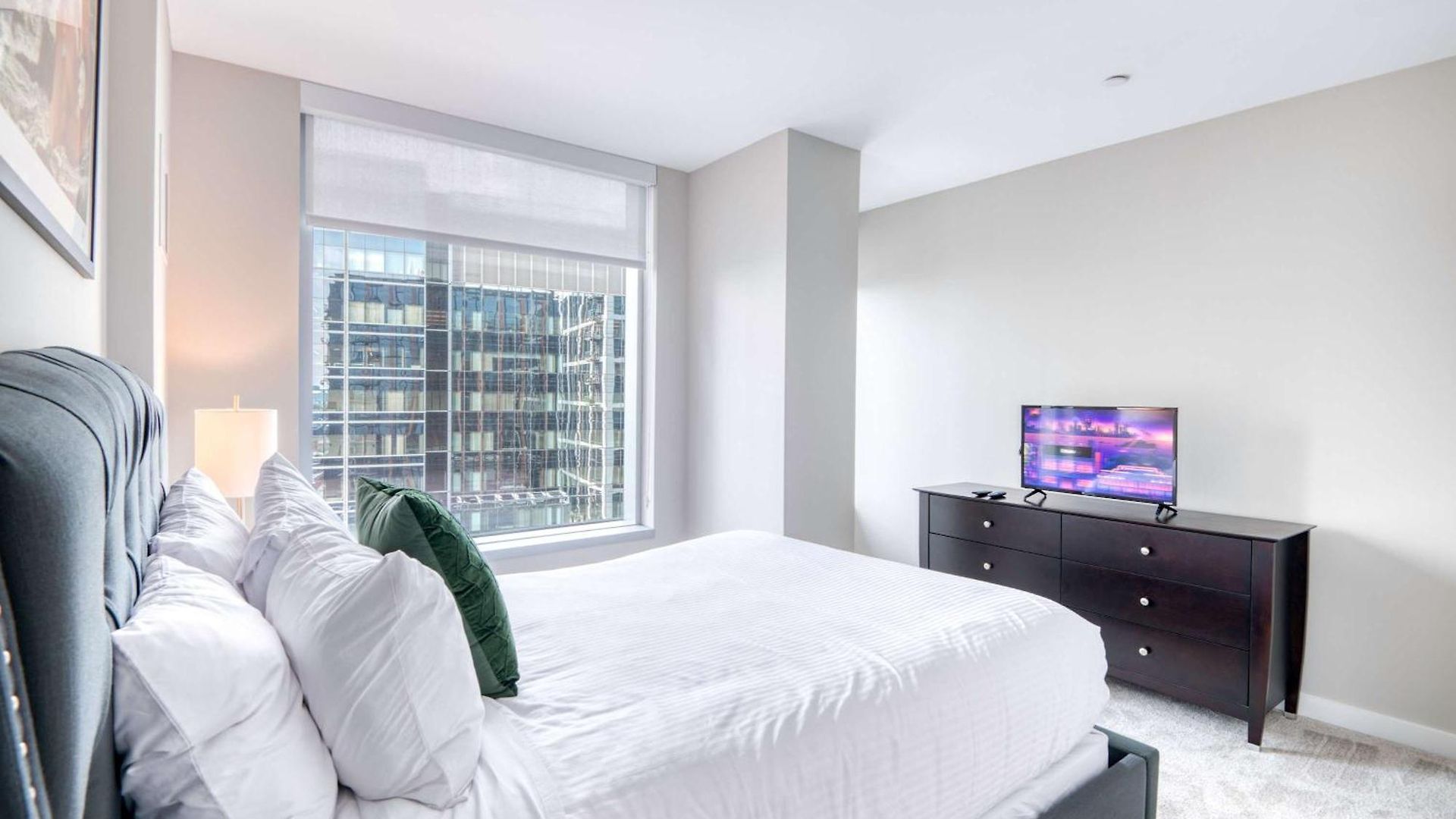 Luxury With Balcony In Seaport Apartment *