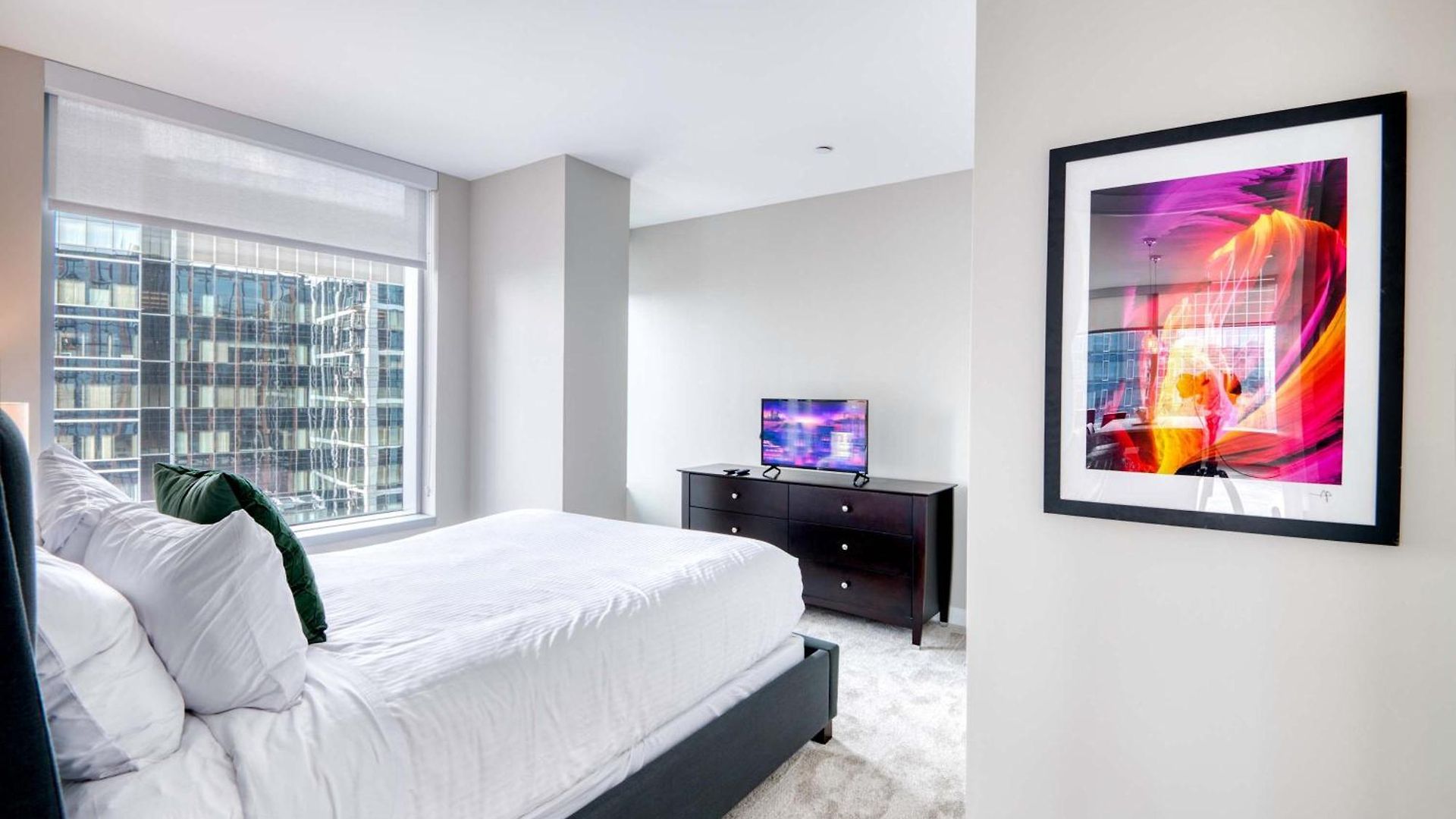 Luxury With Balcony In Seaport