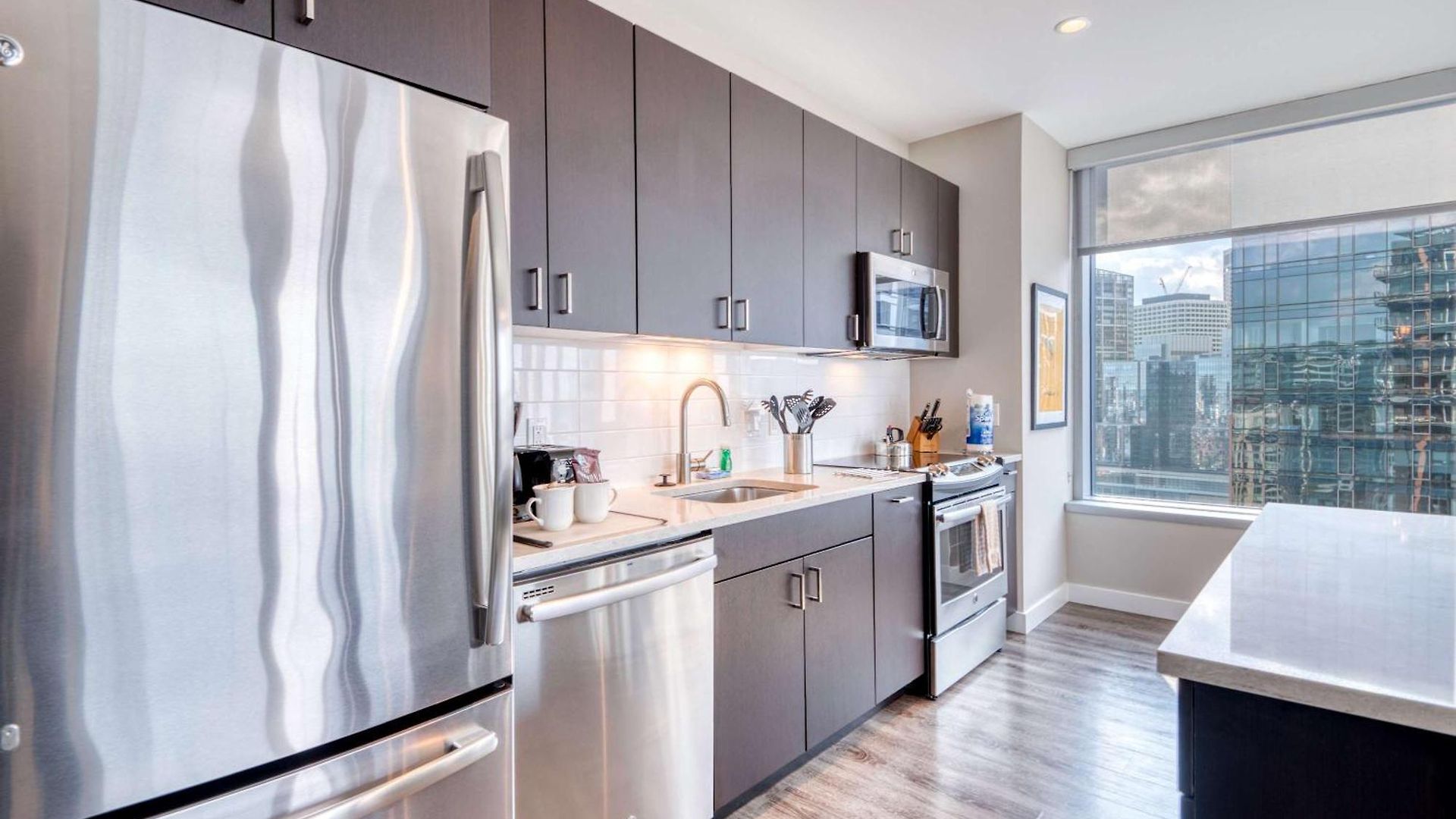 Luxury With Balcony In Seaport Apartment