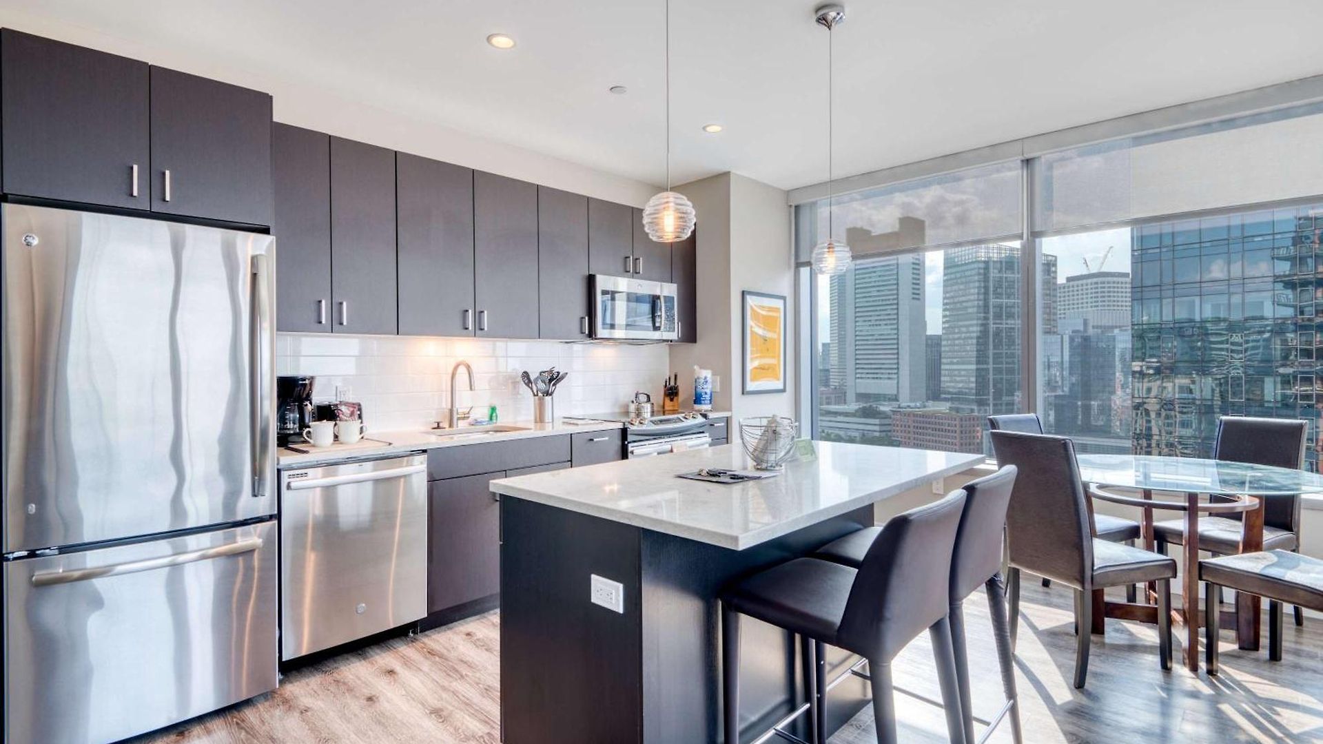Luxury With Balcony In Seaport *