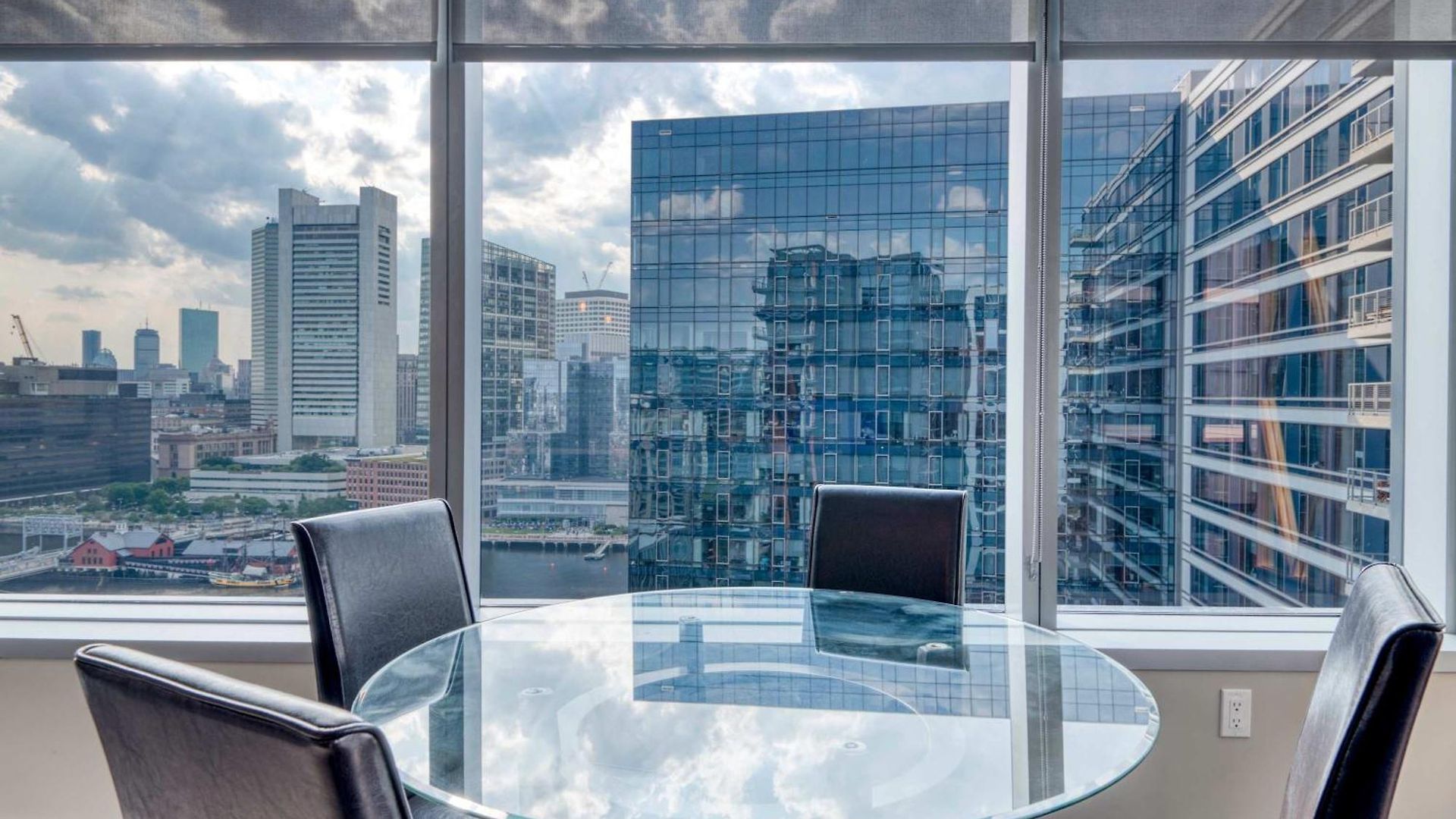 Luxury With Balcony In Seaport