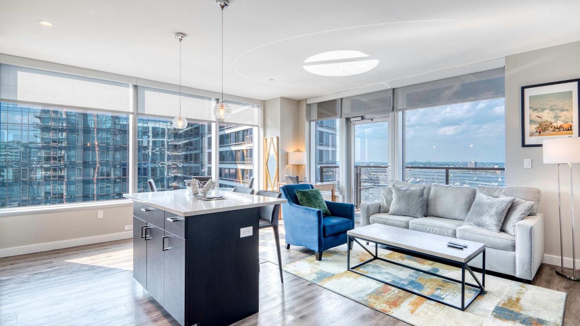 Luxury With Balcony In Seaport