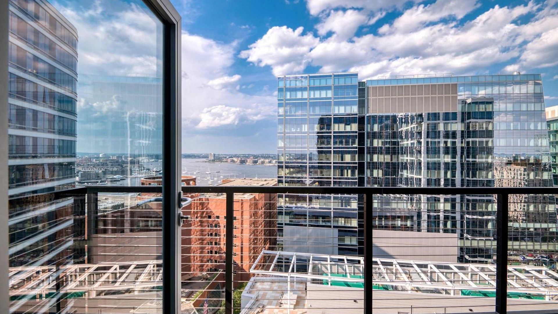Luxury With Balcony In Seaport