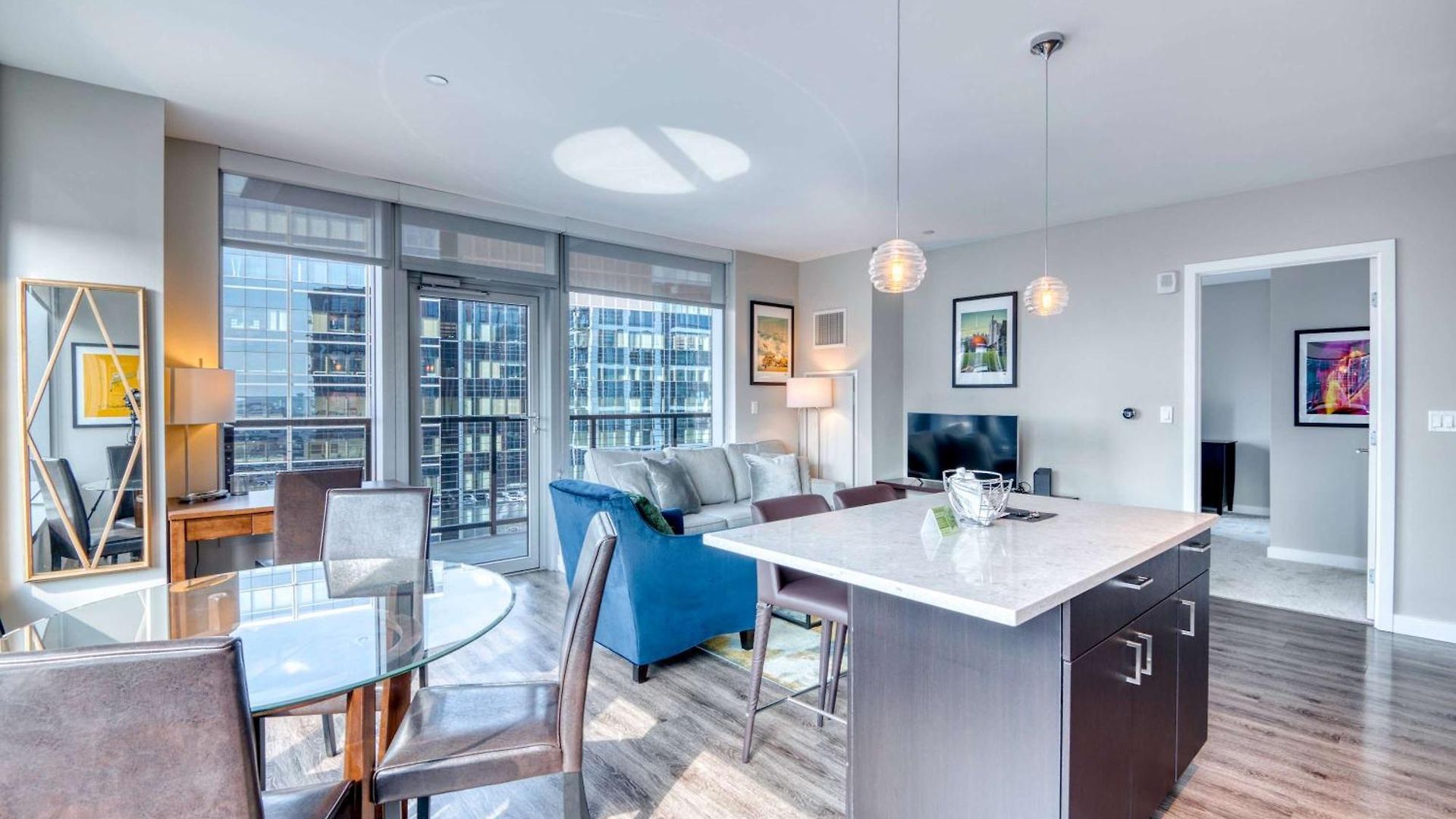 Luxury With Balcony In Seaport Apartment *