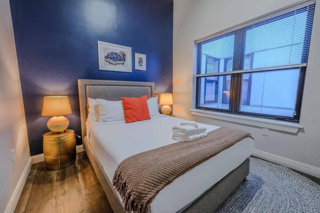 4 Bed 2 Bath 200mbps Internet Luxury Keyless Entry Apartment
