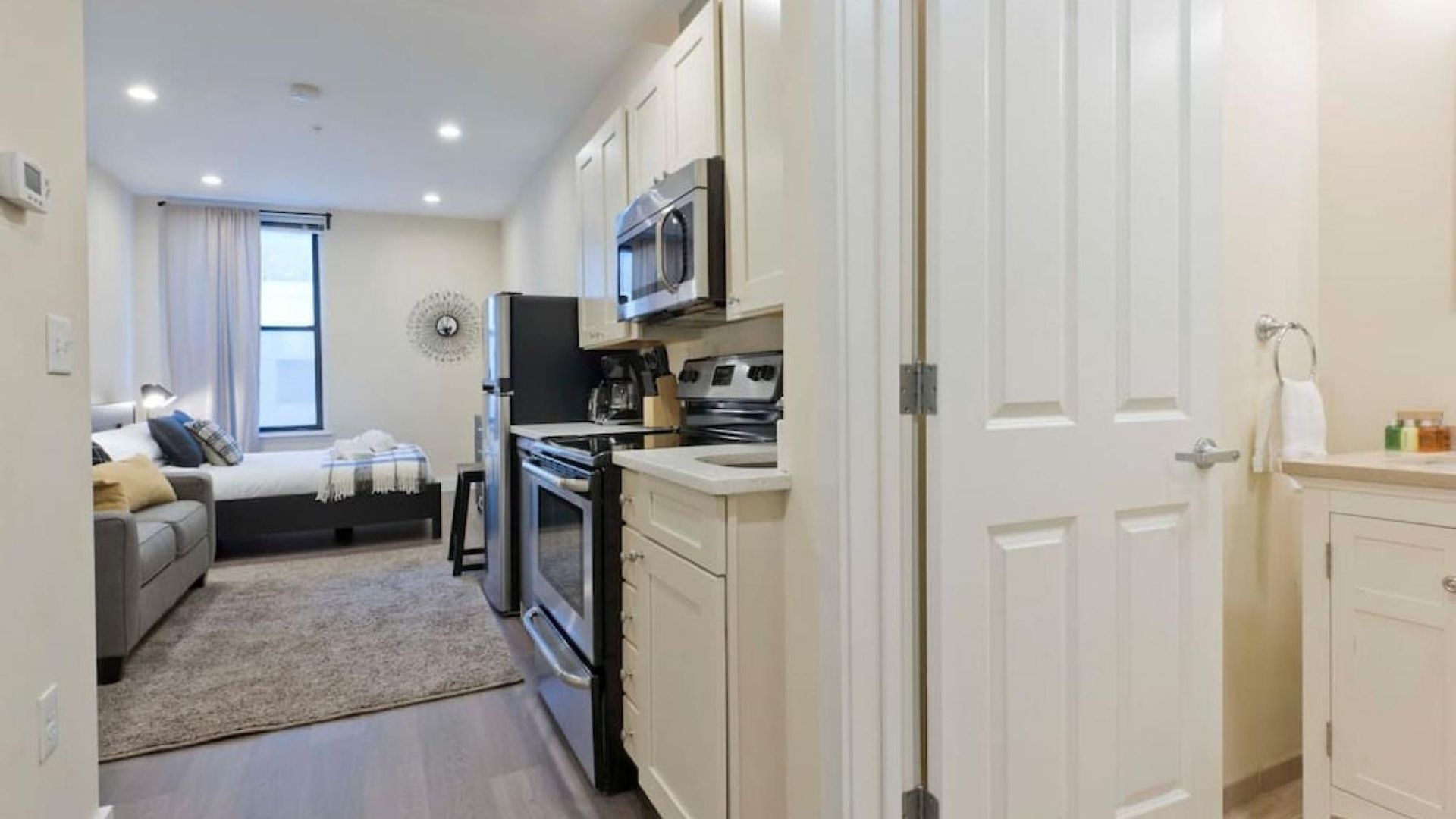 Centrally Located Loft Walk Anywhere Pets Ok Apartment