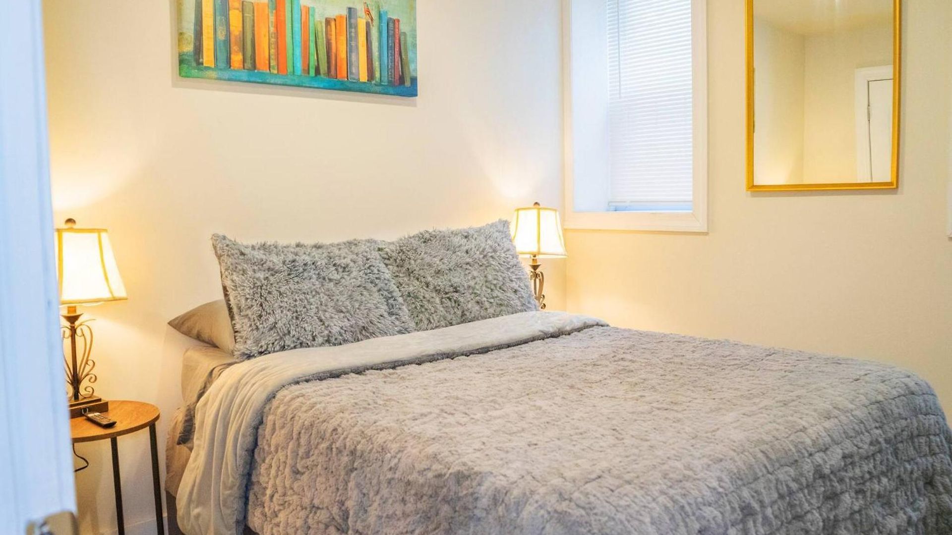 Modern & Cozy 3-br Near Downtown Holiday home