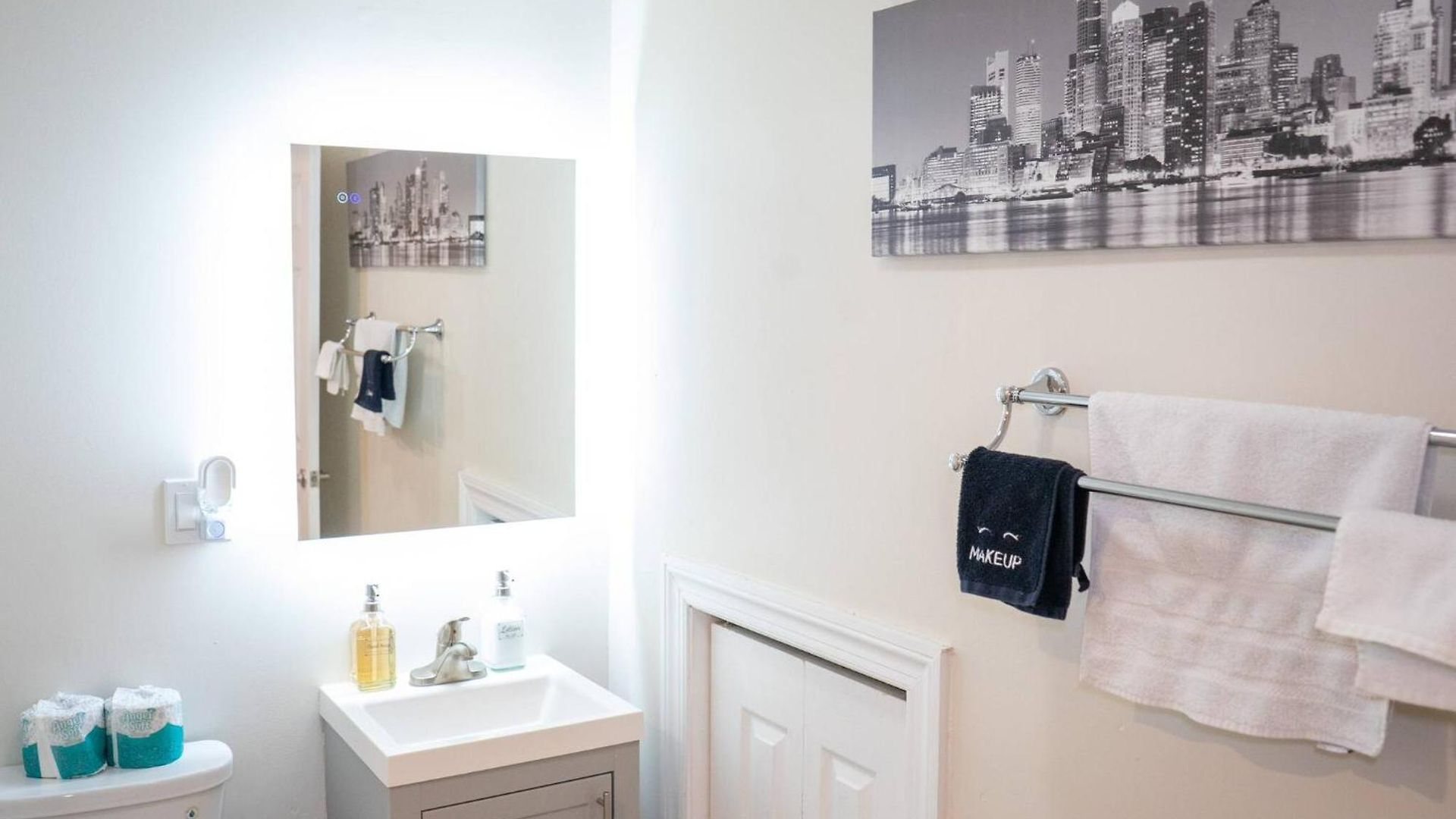 Modern & Cozy 3-br Near Downtown *