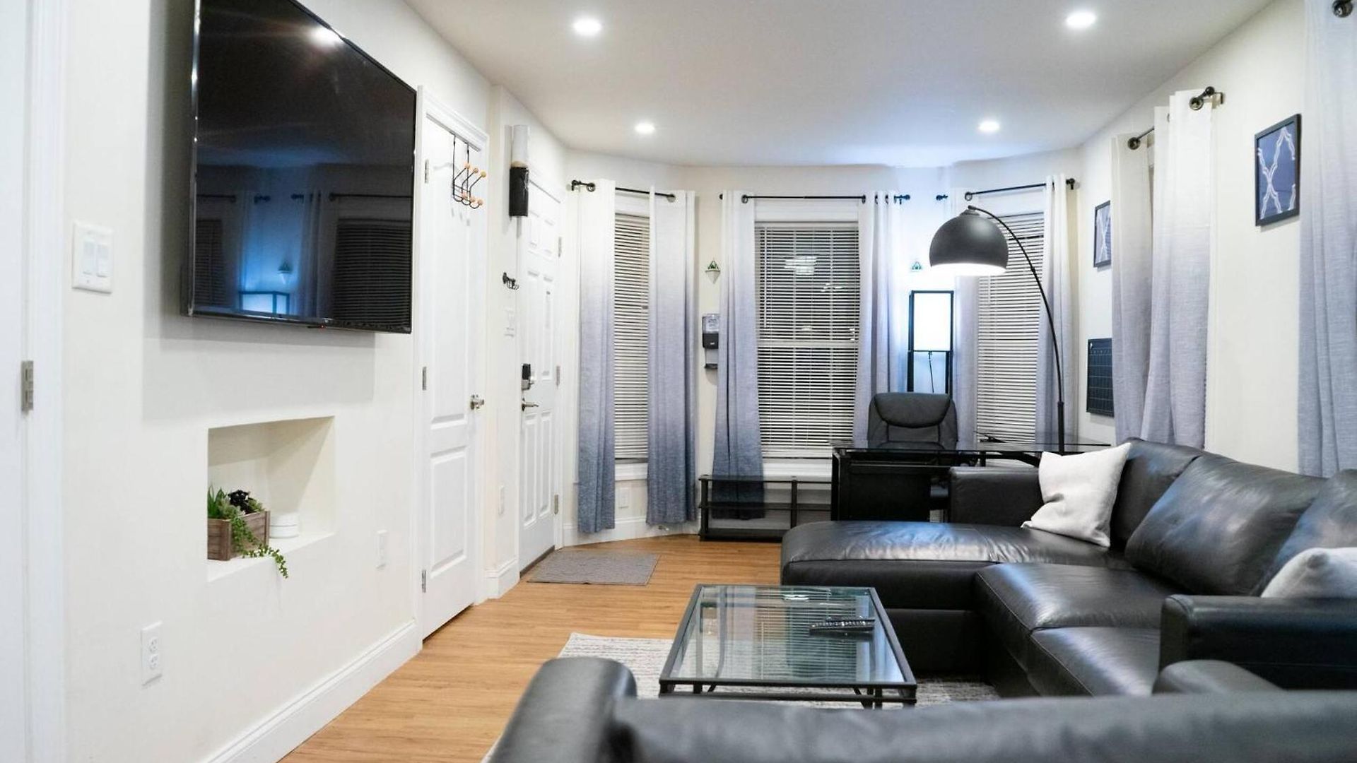 Modern & Stylish 1-br Near Downtown