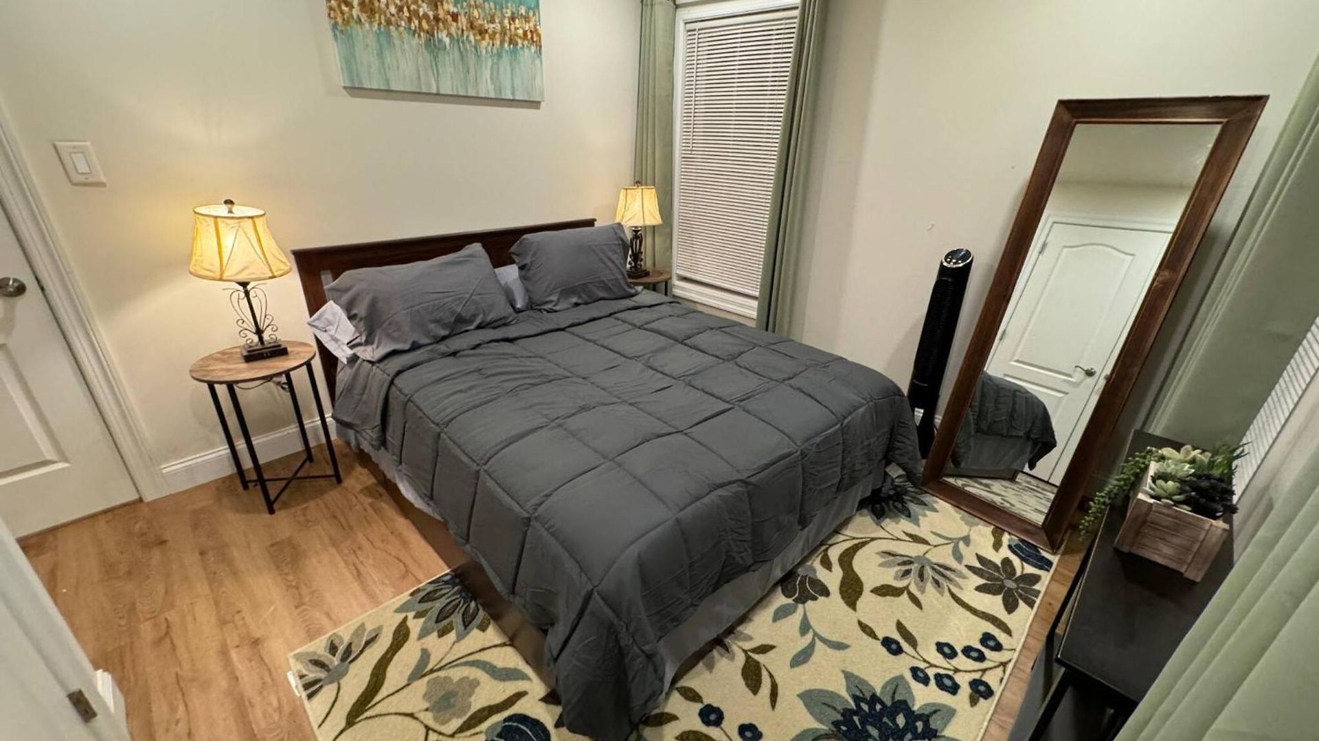 Modern & Stylish 1-br Near Downtown Holiday home *