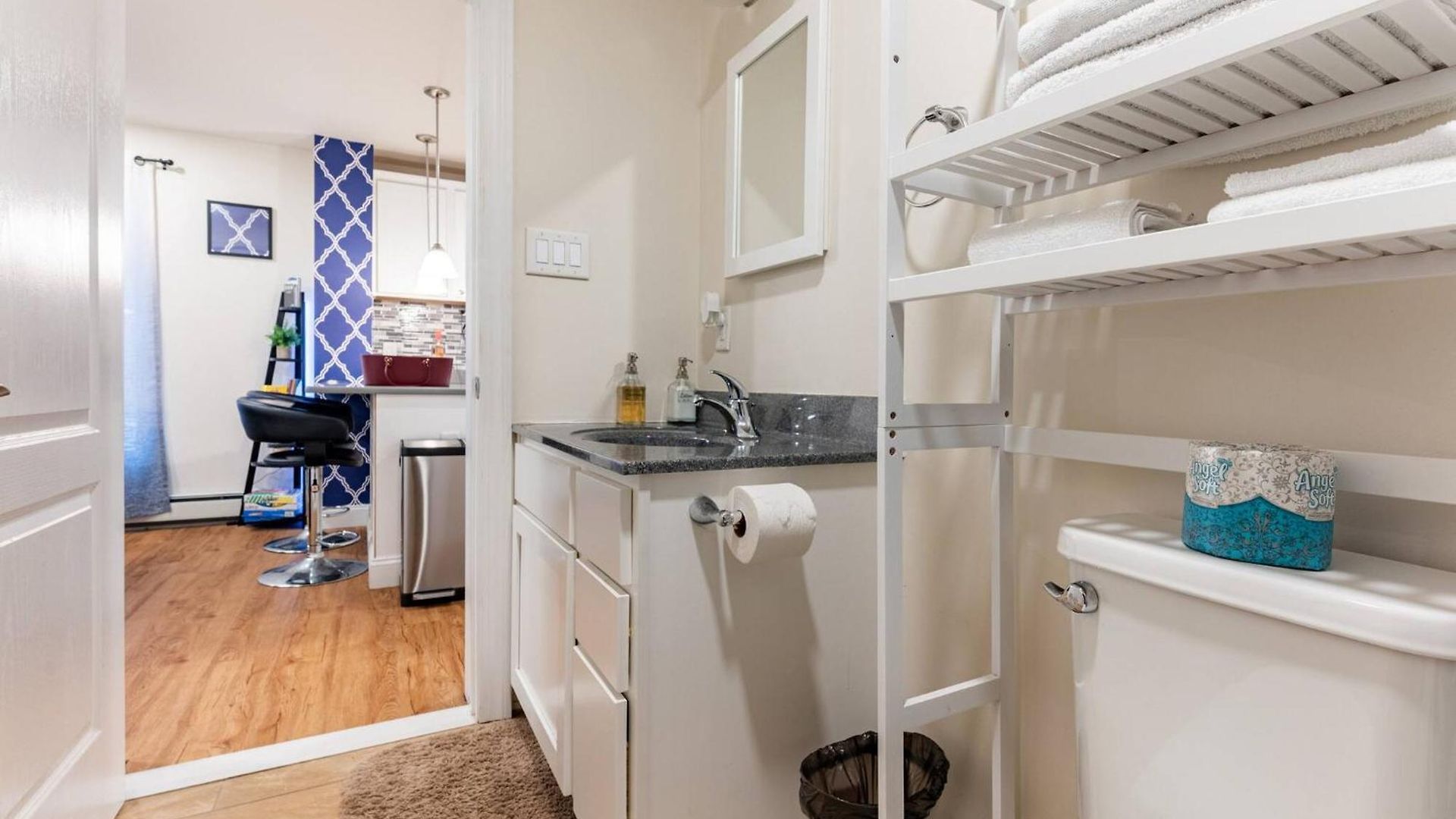 Modern & Stylish 1-br Near Downtown Holiday home