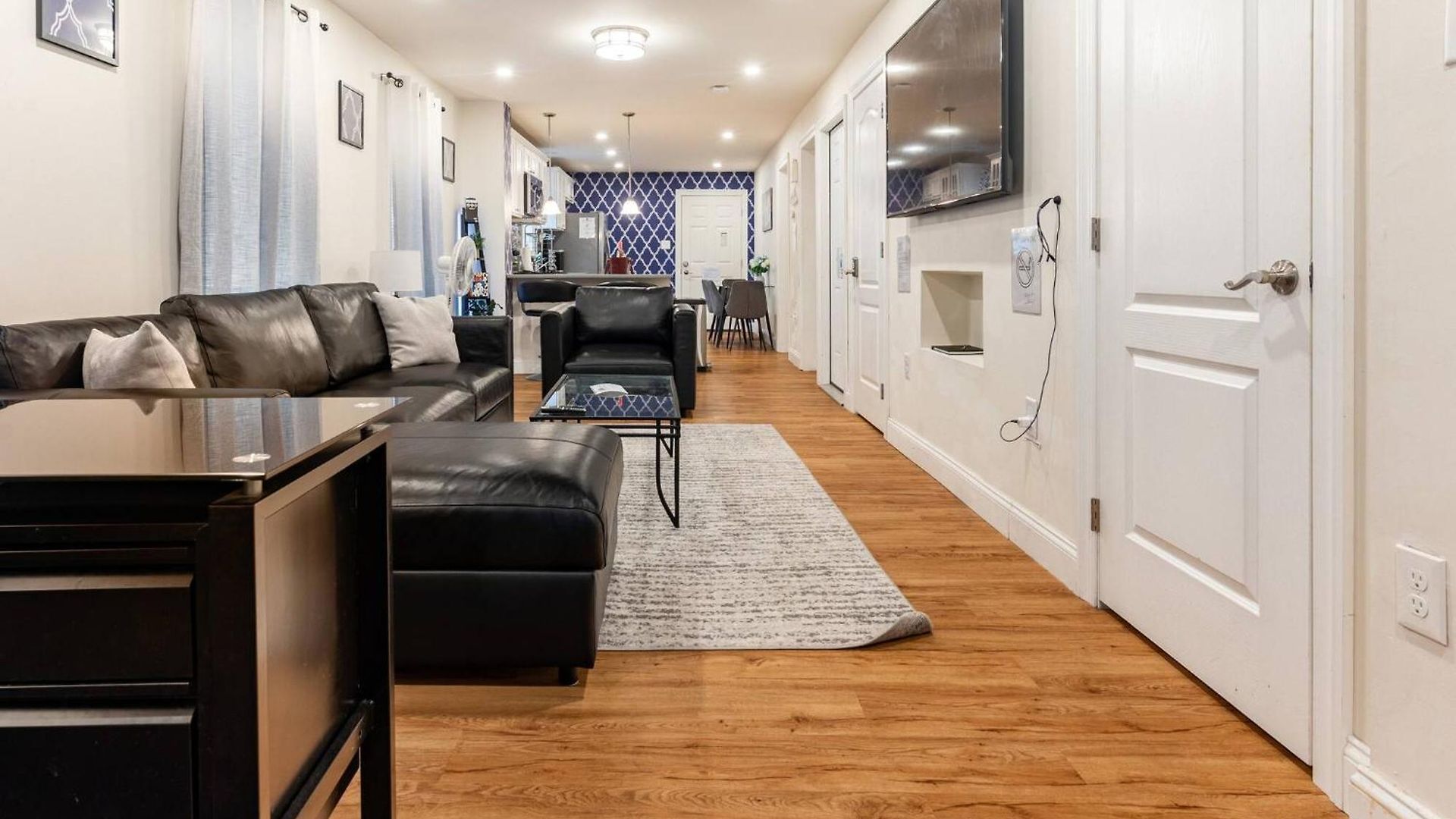 Modern & Stylish 1-br Near Downtown Holiday home