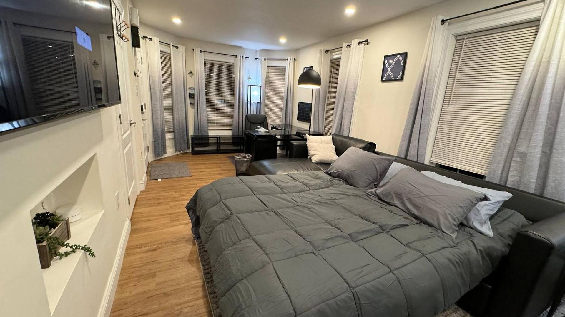 Modern & Stylish 1-br Near Downtown *
