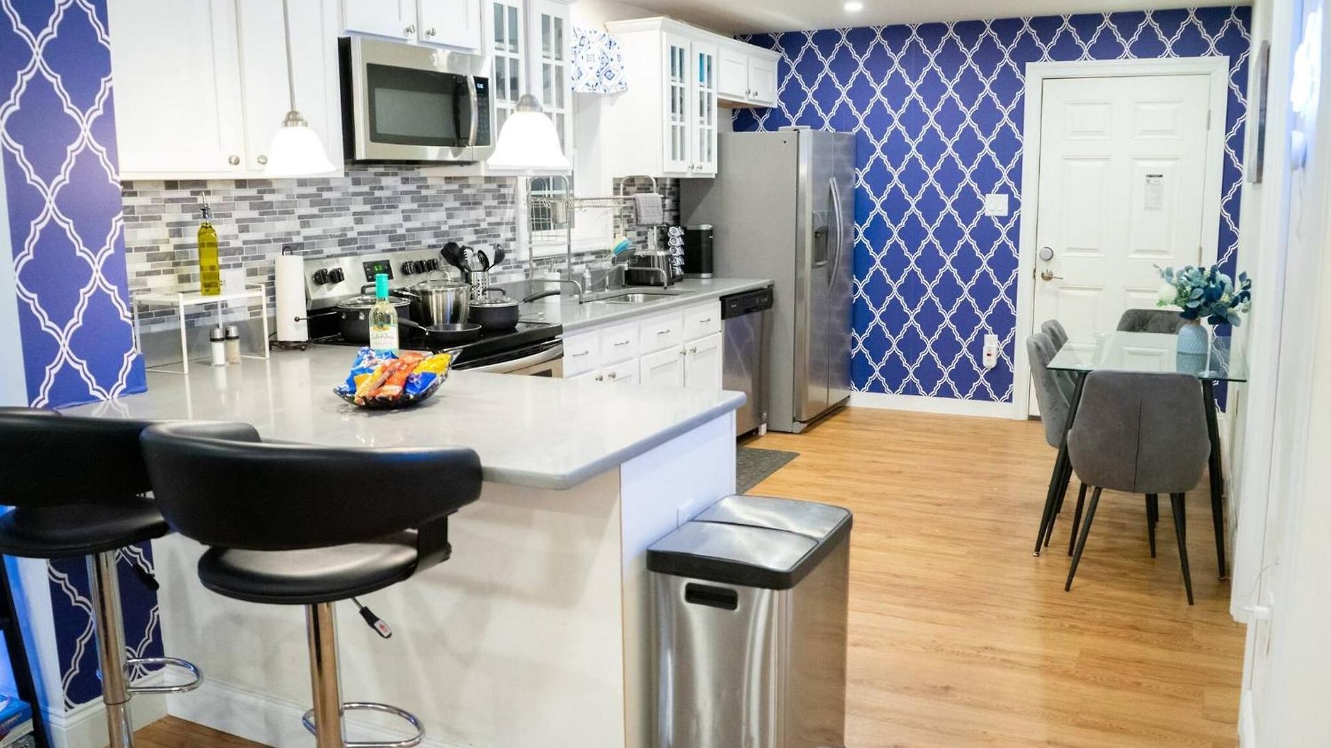 Modern & Stylish 1-br Near Downtown Holiday home