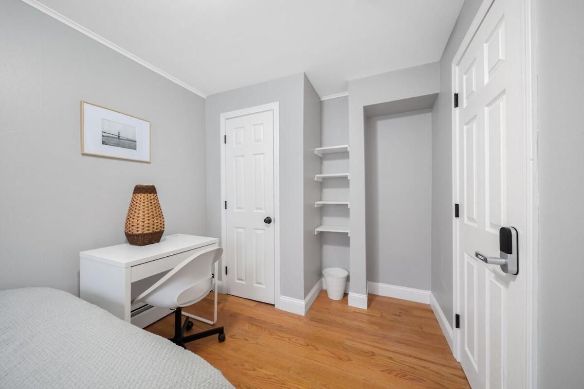 Easy Commute South 4br 1bth Apartment *