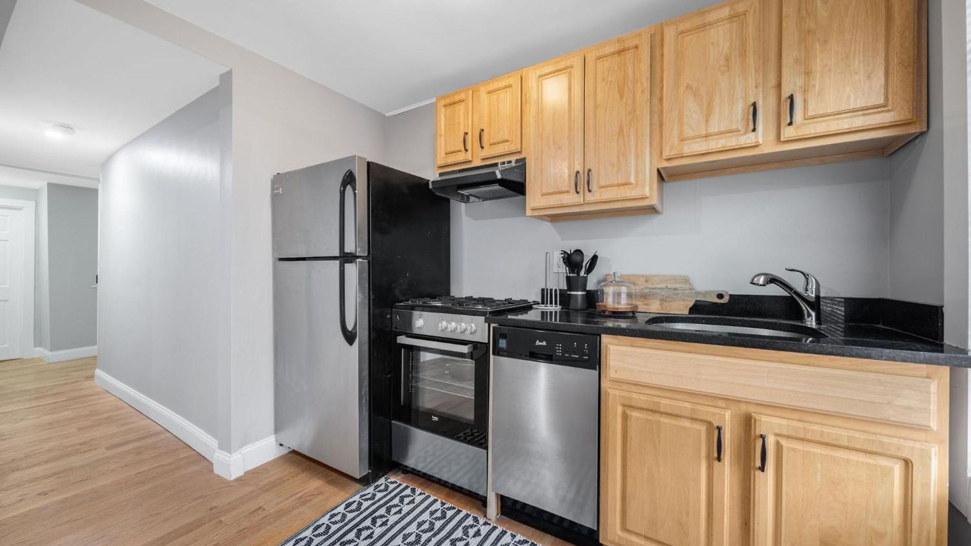 Easy Commute South 4br 1bth Apartment