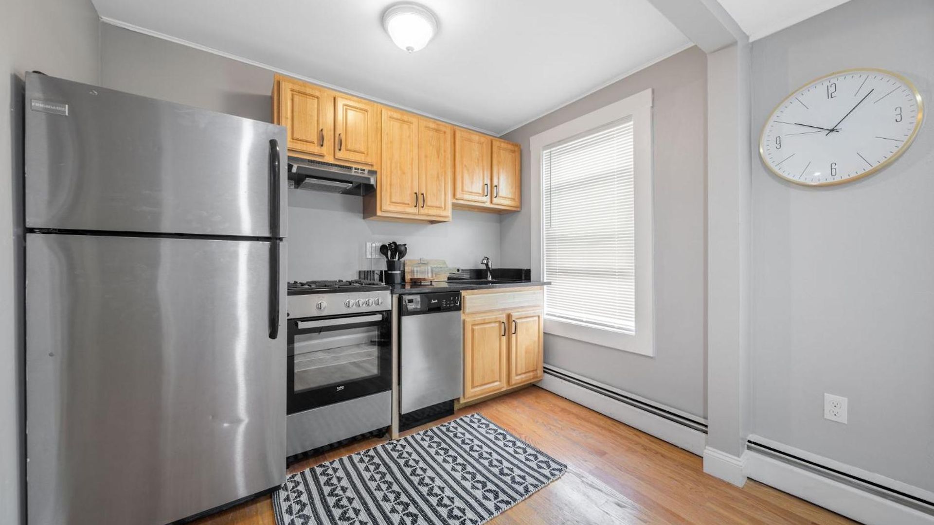 Easy Commute South 4br 1bth Apartment *
