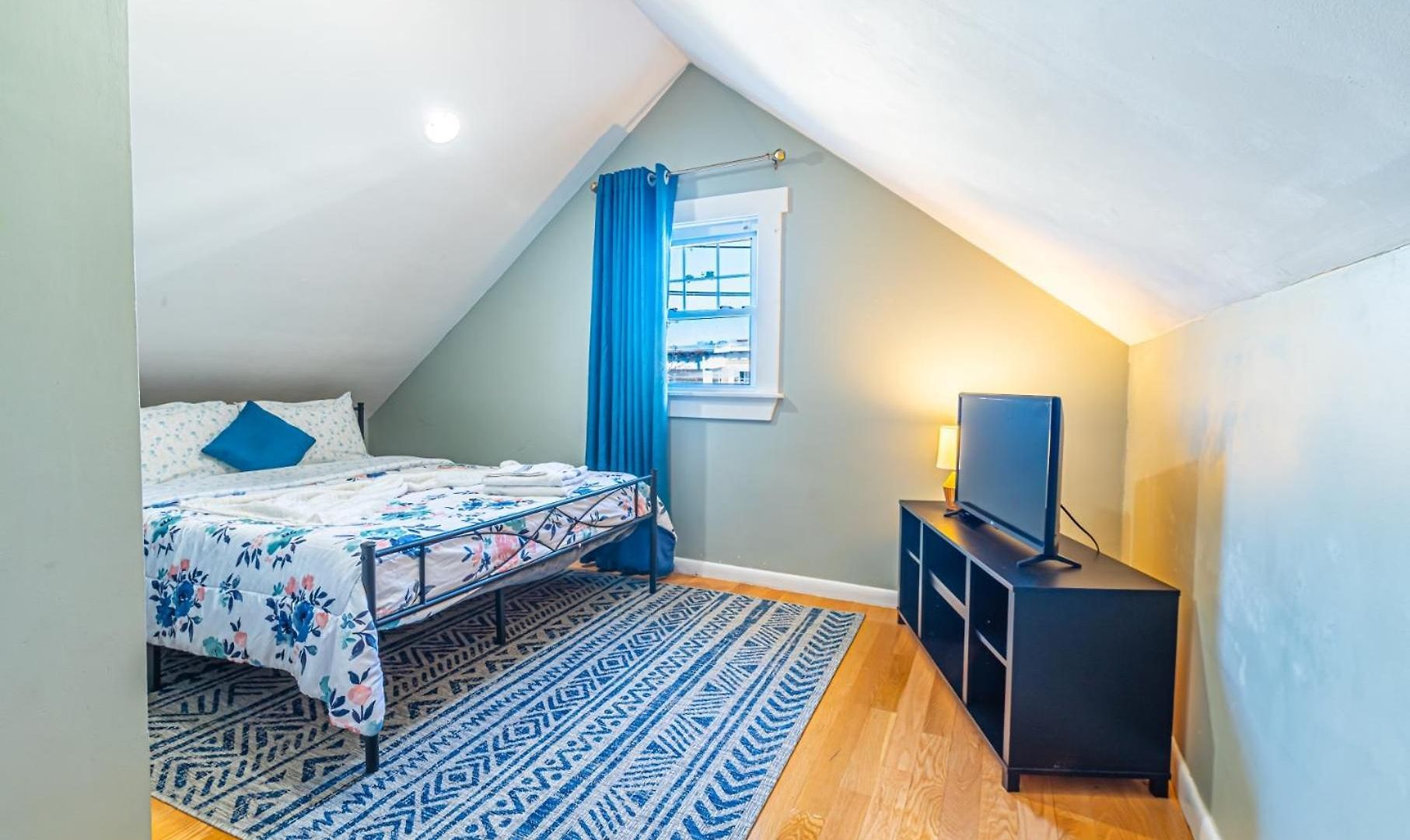 Renovated 4br3ba Escape - Near Public Transportation
