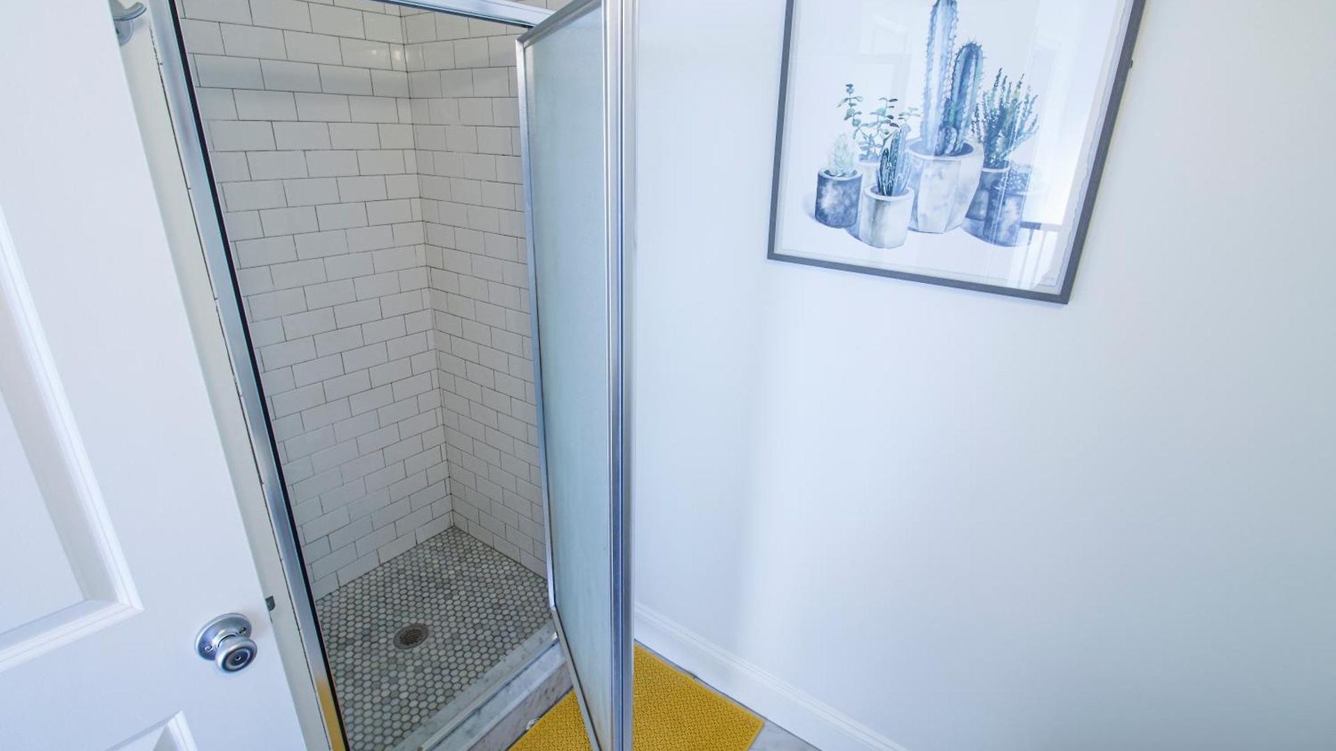 Apartment Modern & Spacious 4-bedroom In Roxbury