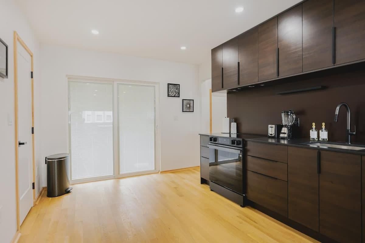 Luxury 3bd Short Walk To Airport Apartment *