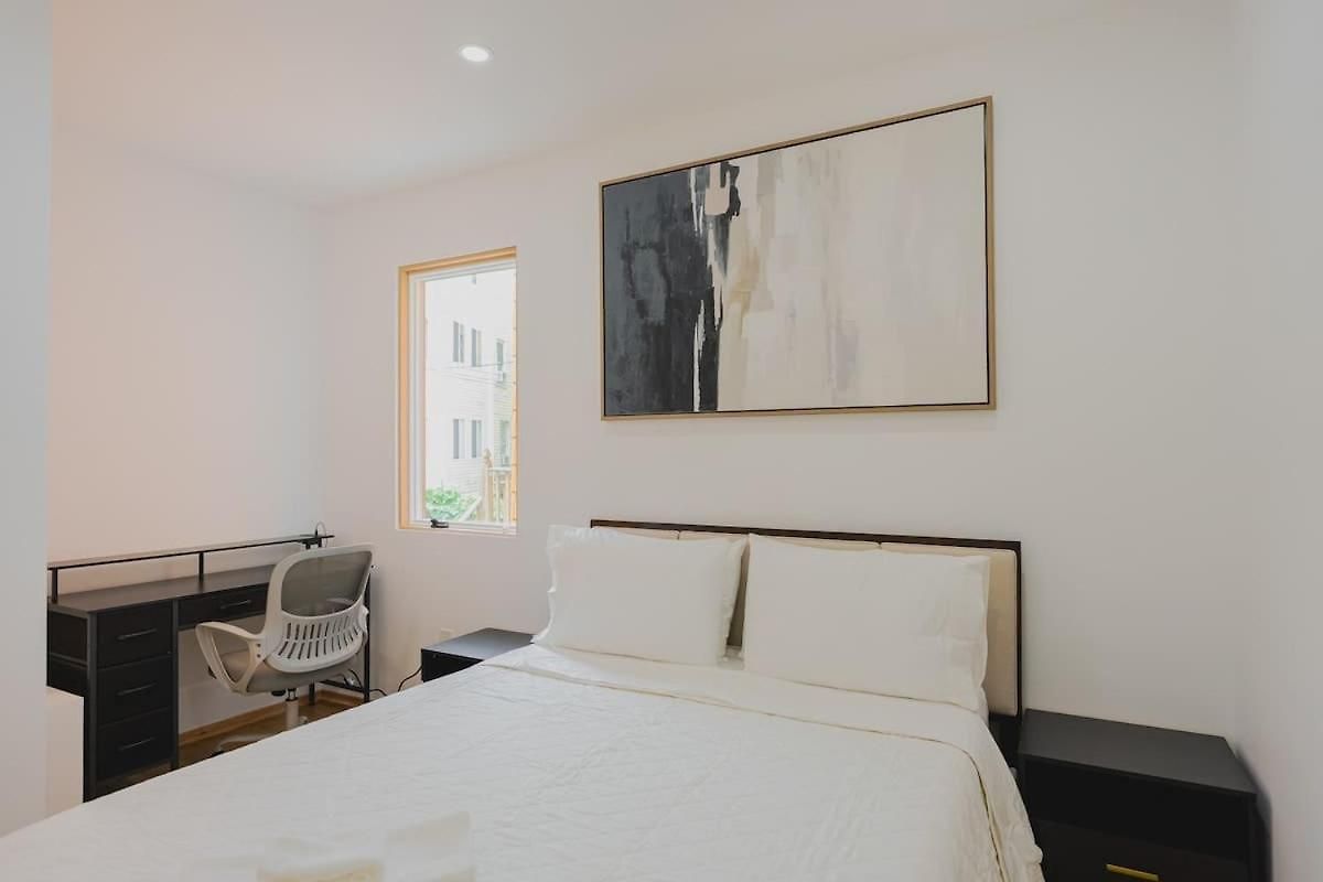 Apartment Luxury 3bd Short Walk To Airport *