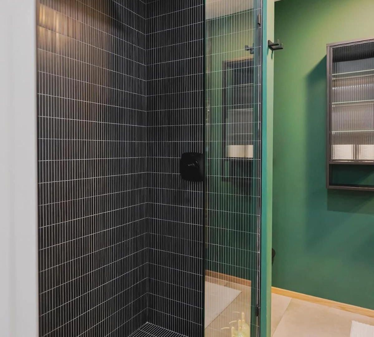 Luxury 3bd Short Walk To Airport Apartment *