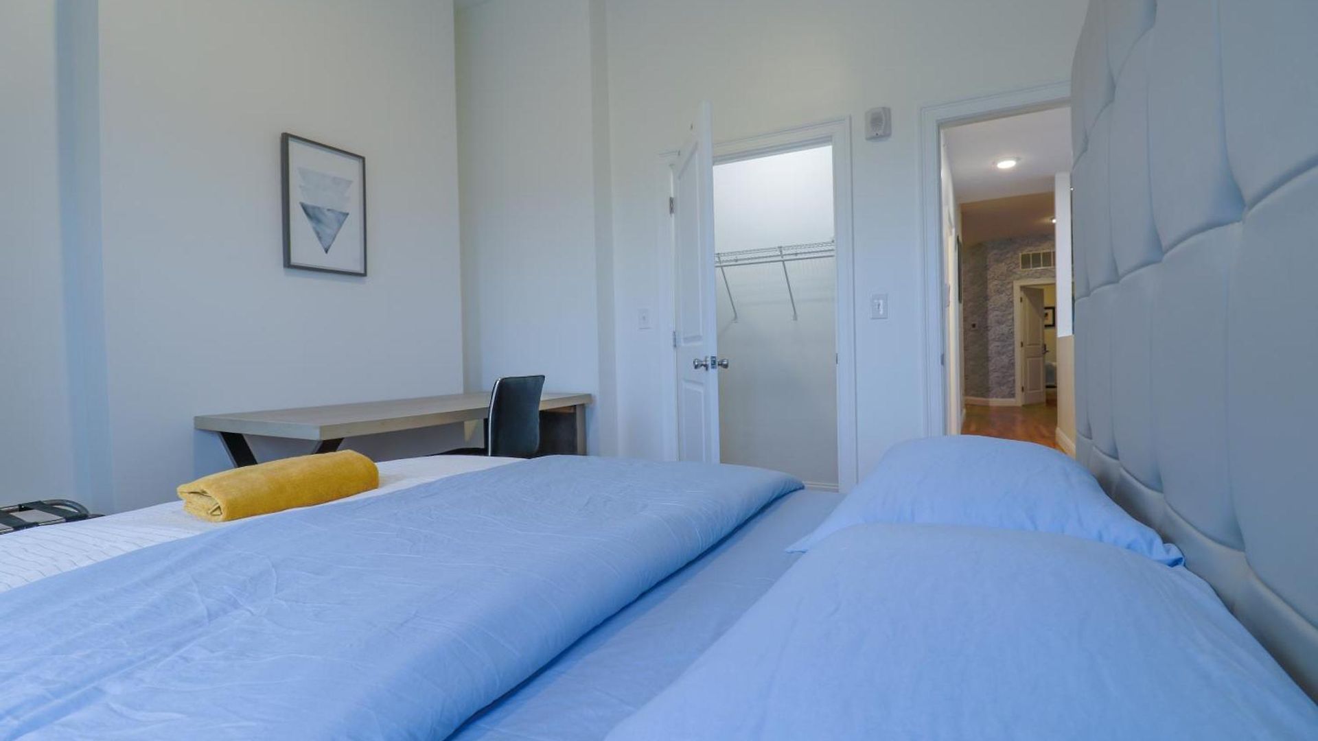 Modern & Spacious 4-bedroom In Roxbury Apartment *