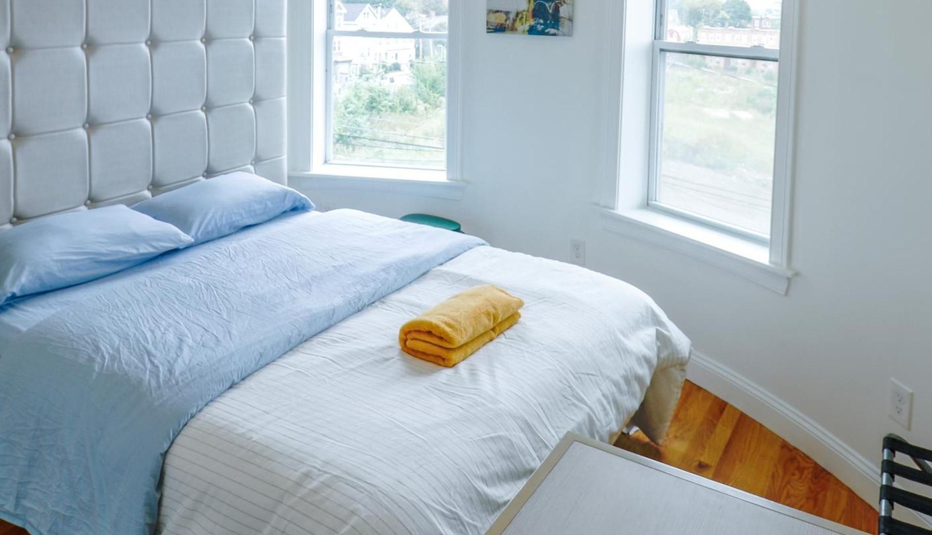 Modern & Spacious 4-bedroom In Roxbury Apartment *