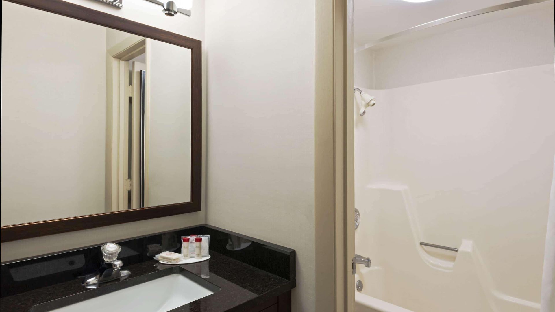 Ramada By Wyndham 3* Boston