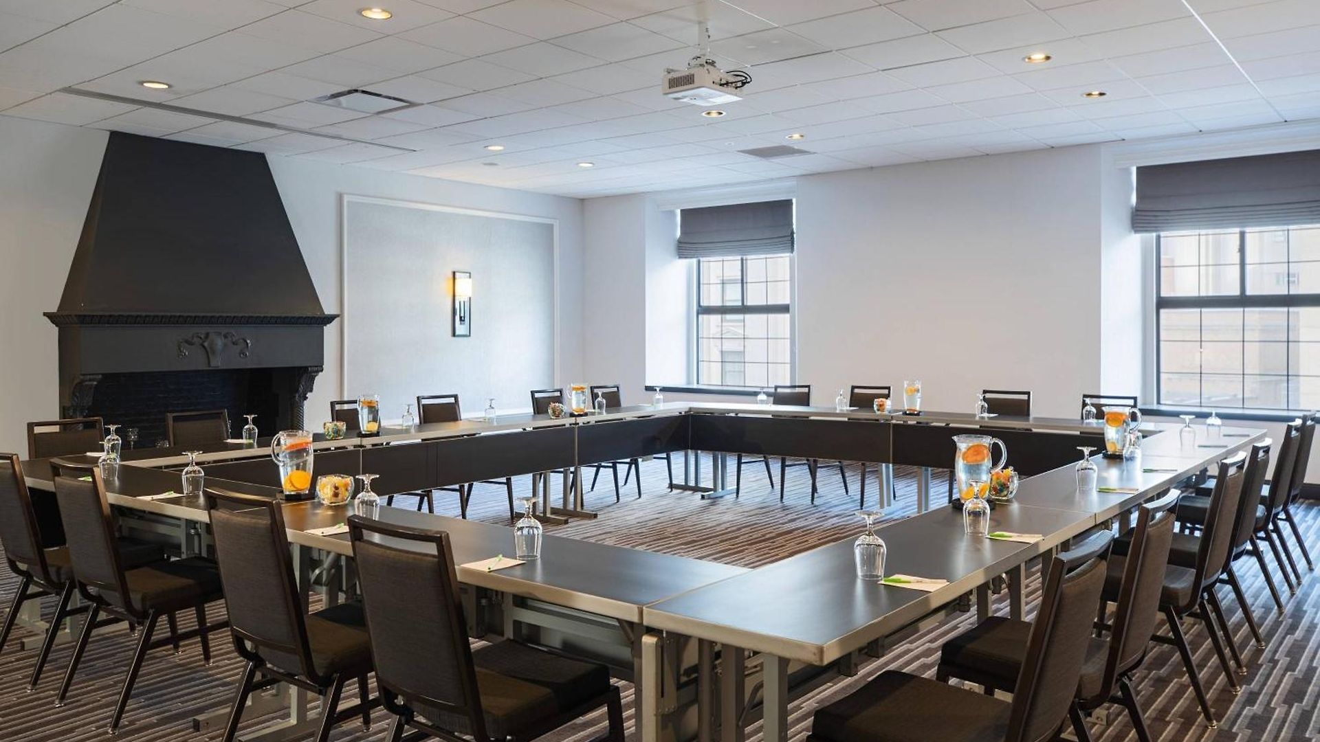 Courtyard By Marriott Downtown 4*