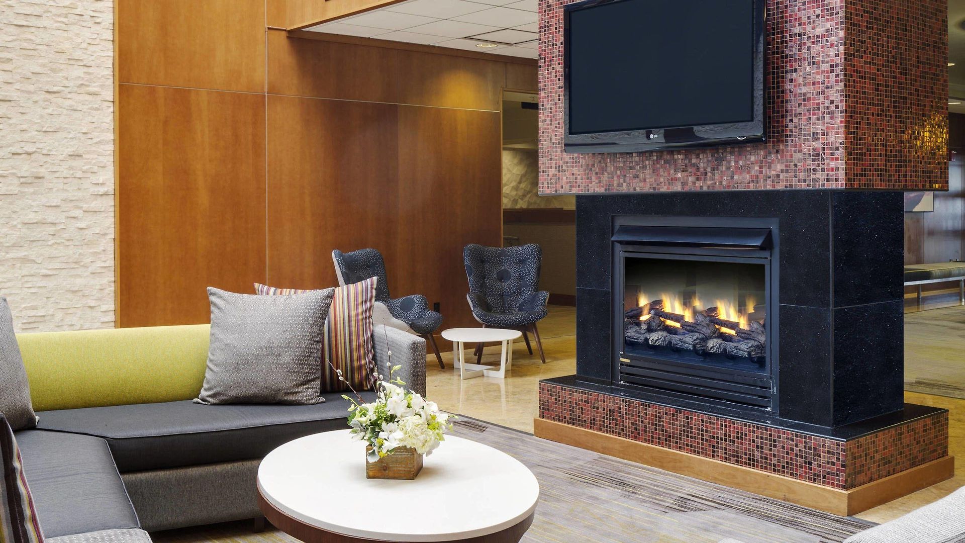 Courtyard By Marriott Logan Airport