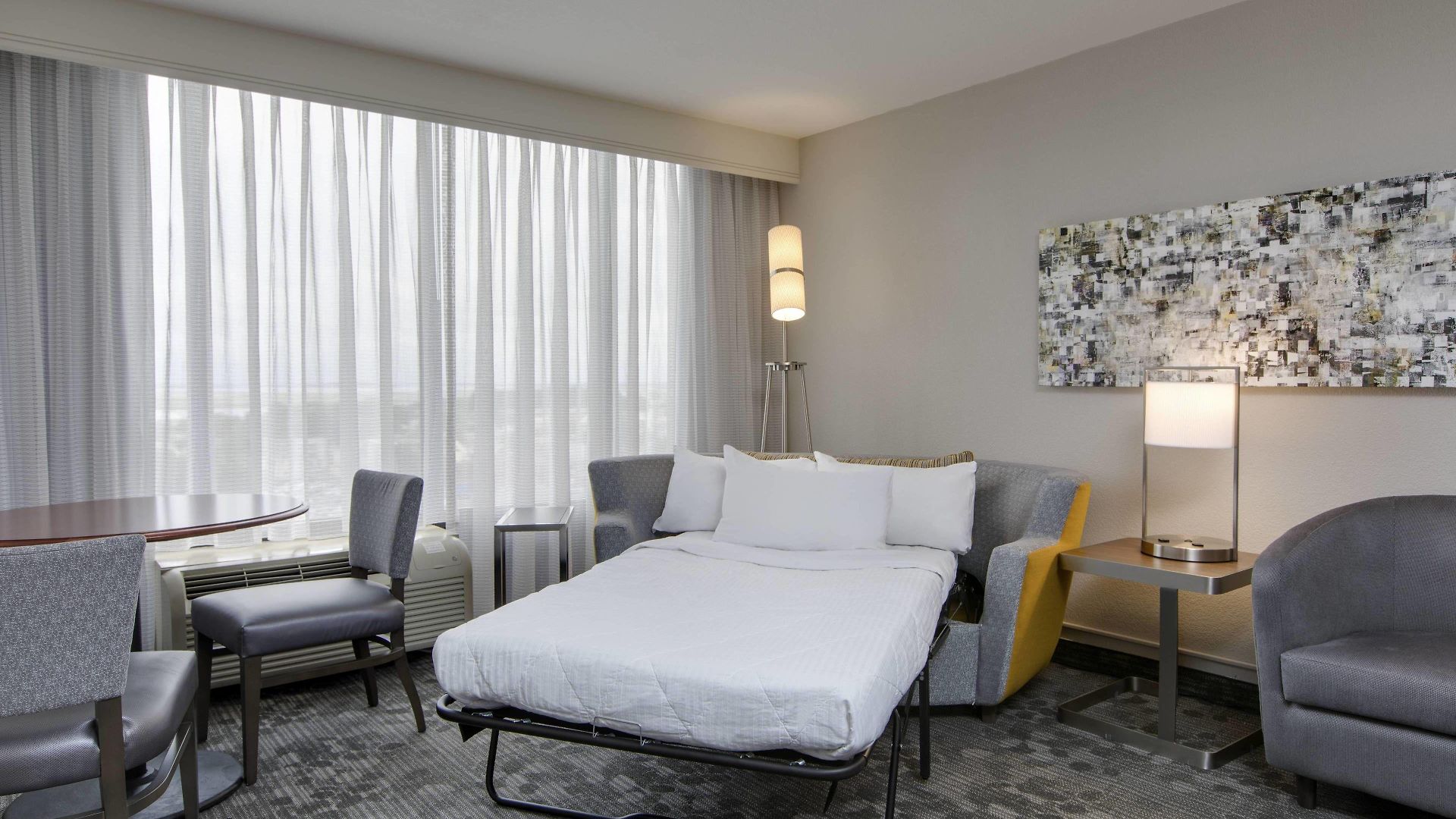 Courtyard By Marriott Logan Airport 3*