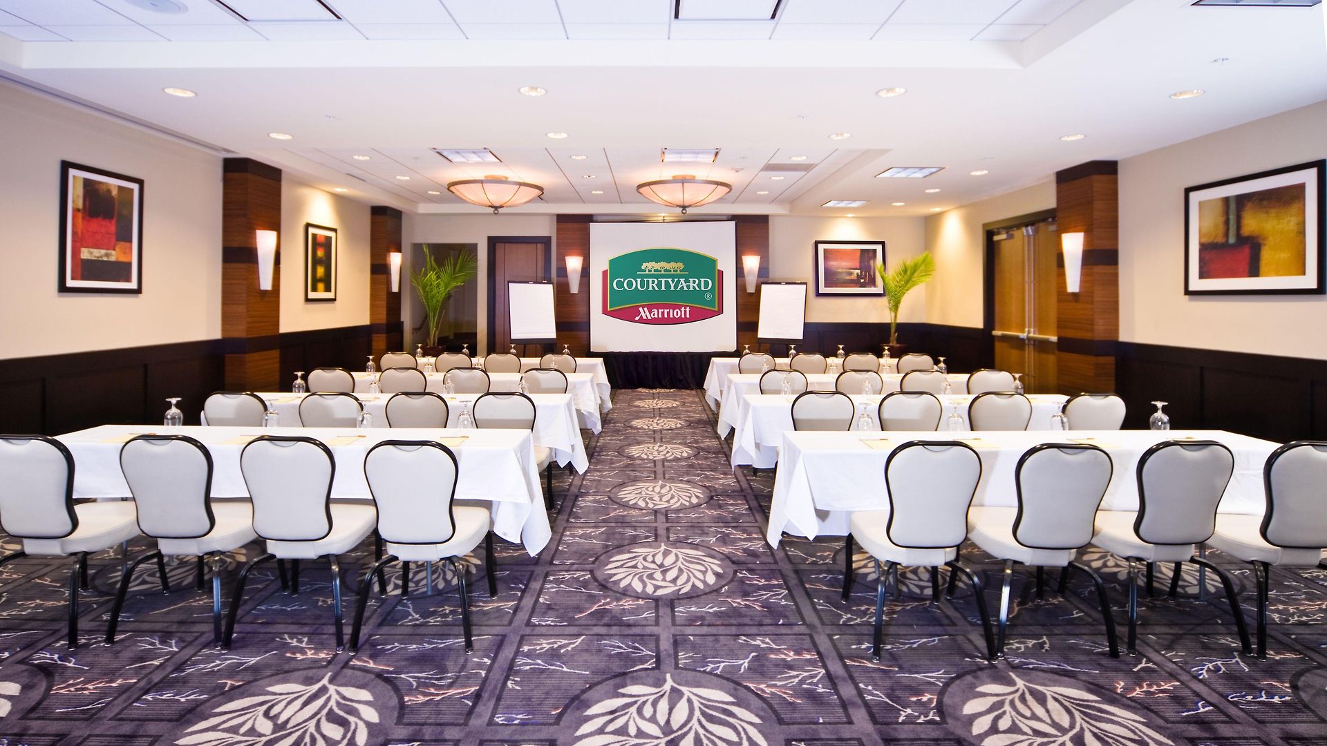 Courtyard By Marriott Logan Airport Hotel 3*