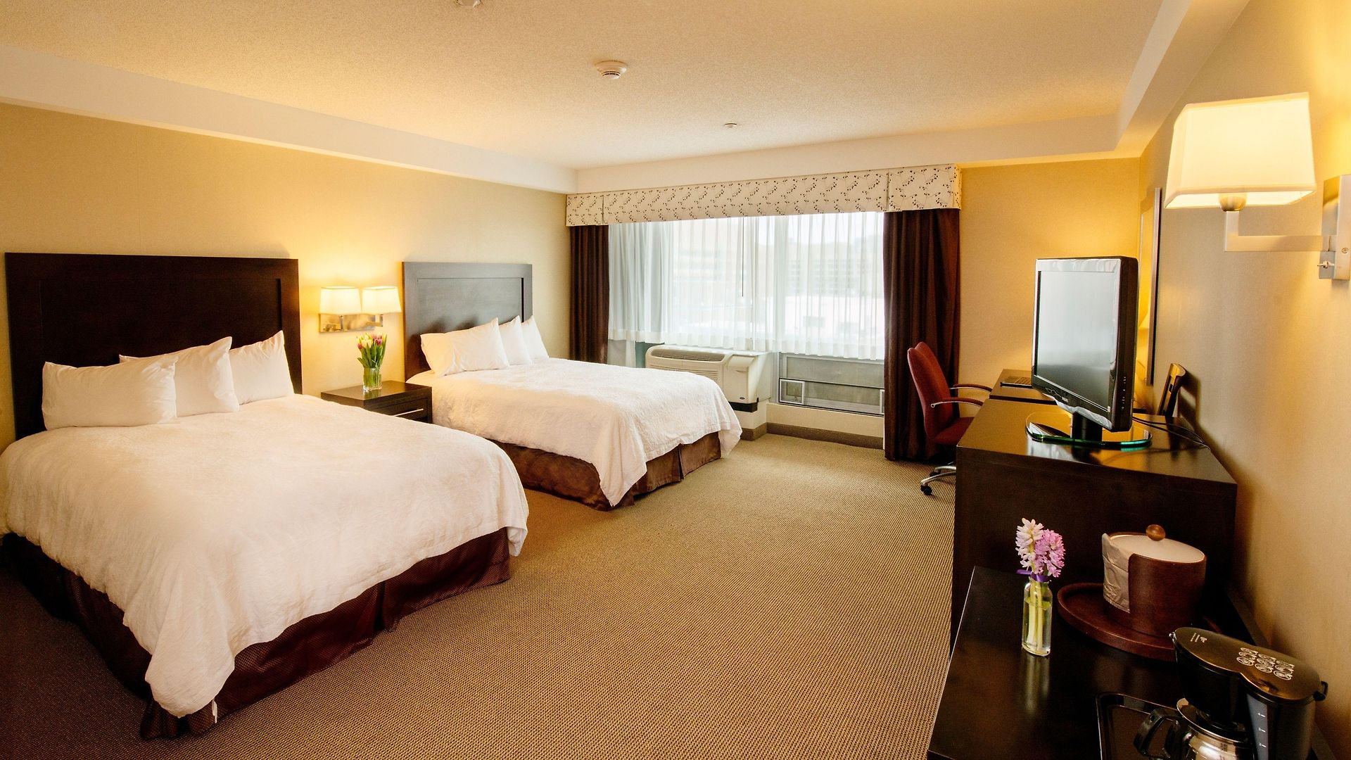Hampton & Crosstown Center Hotel 3*