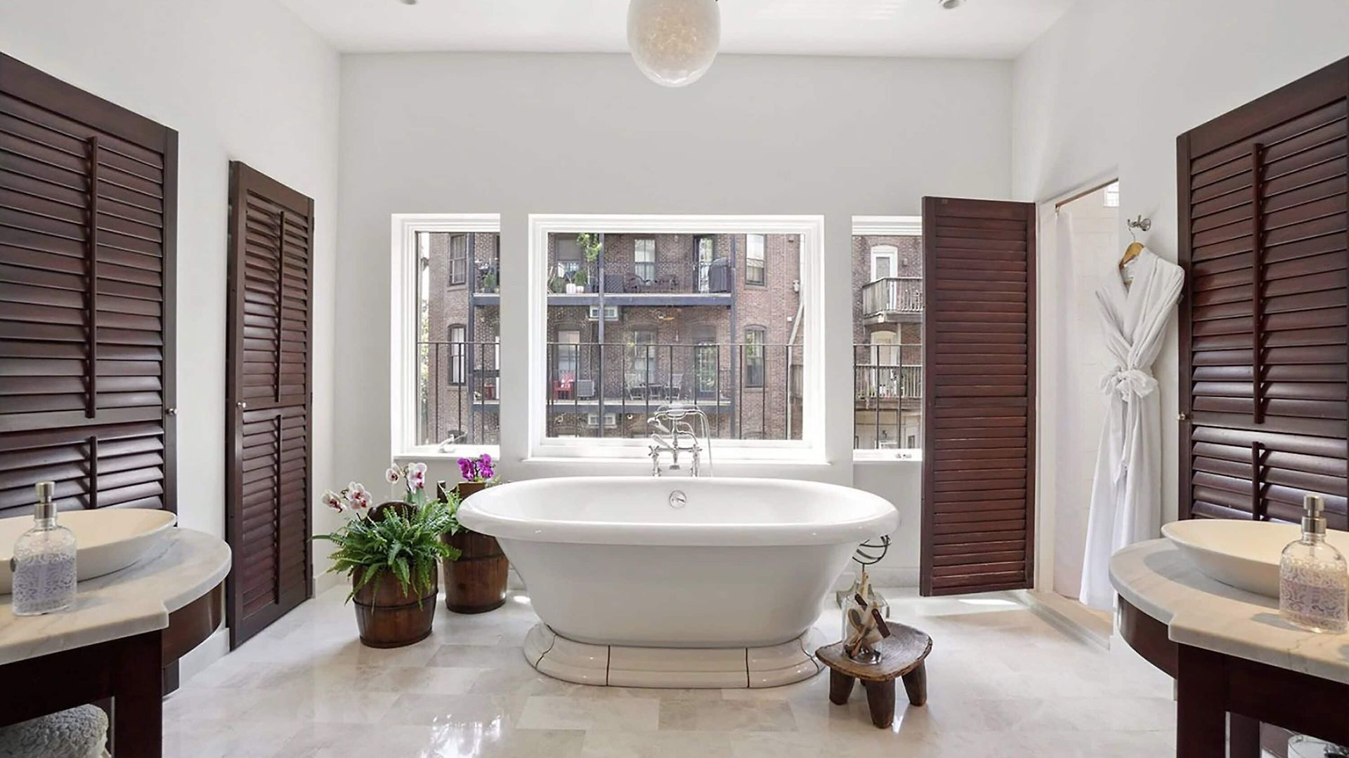 Clarendon Square 4*