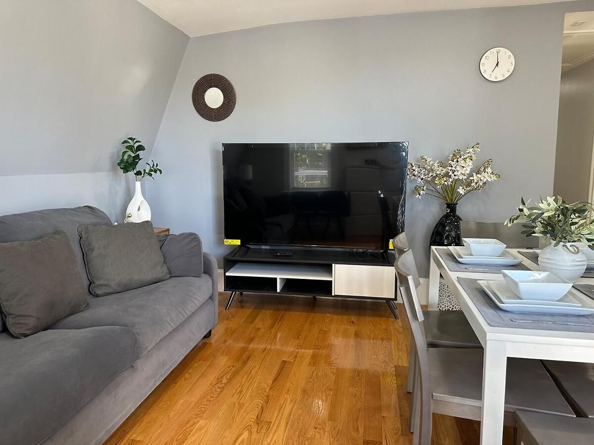 85c Brand New 3brwalk To Transit, Near Boston