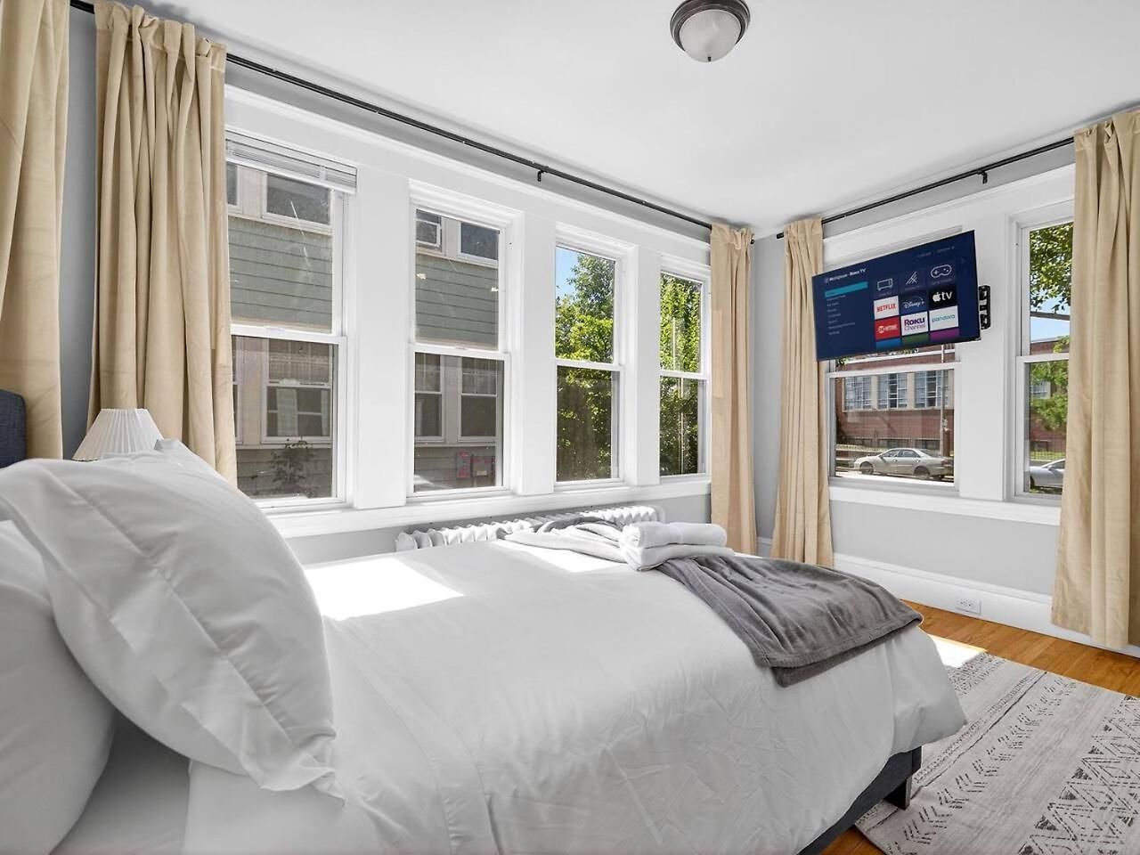 Vintage 5br In With Free Parking Apartment Boston