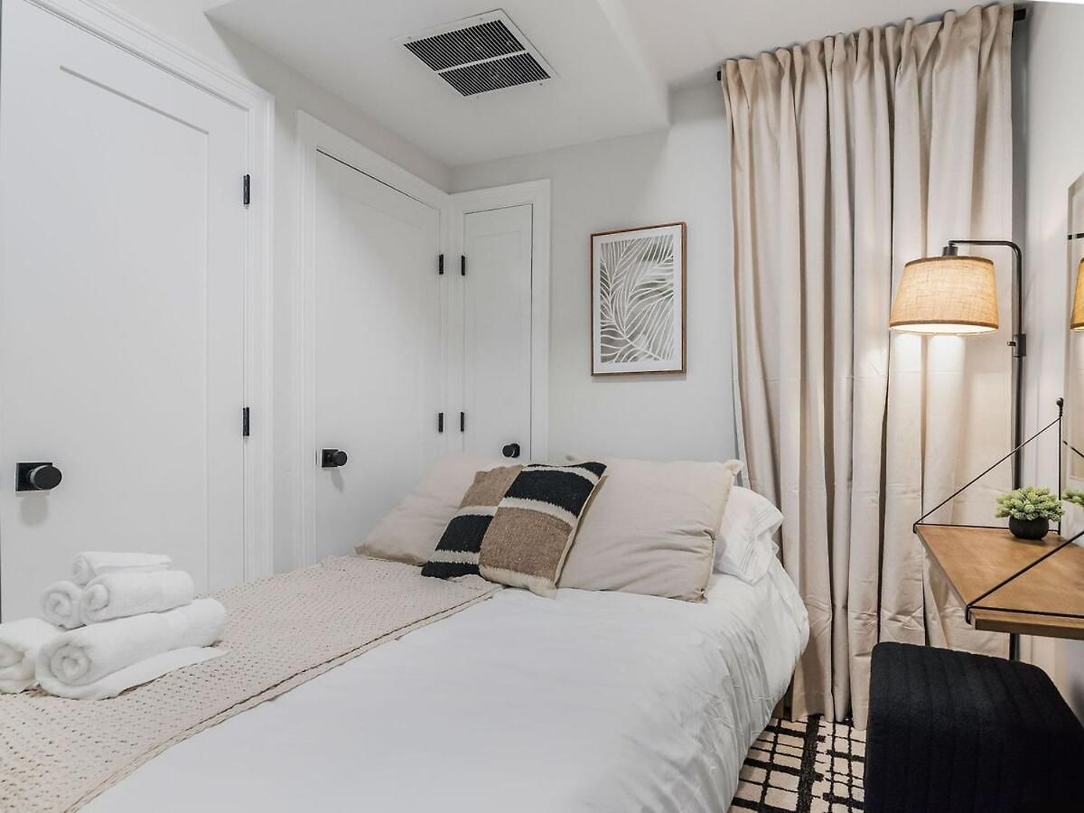 Modern 5b3b In Steps To Convention Center Apartment *