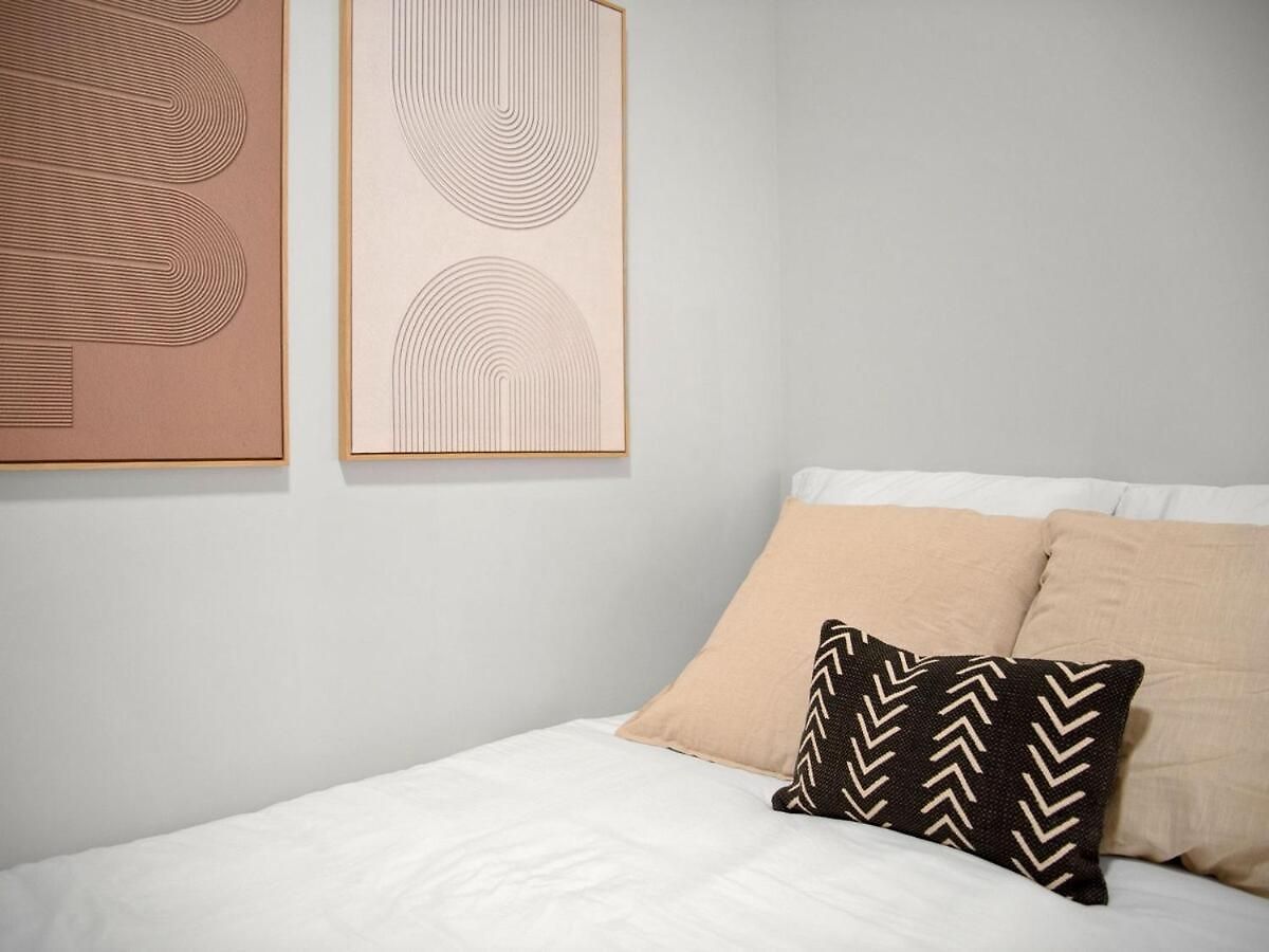 Modern 5b3b In Steps To Convention Center Apartment