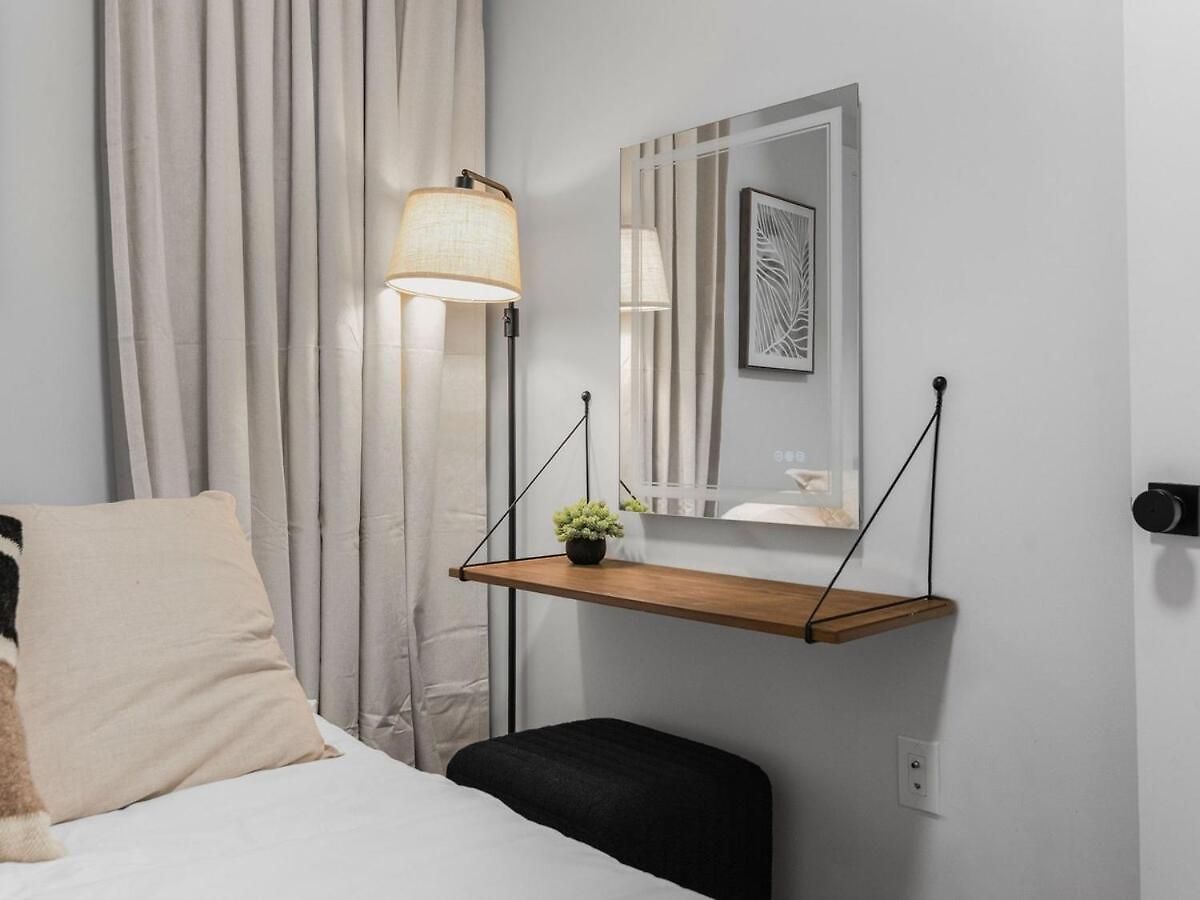 Modern 5b3b In Steps To Convention Center Apartment