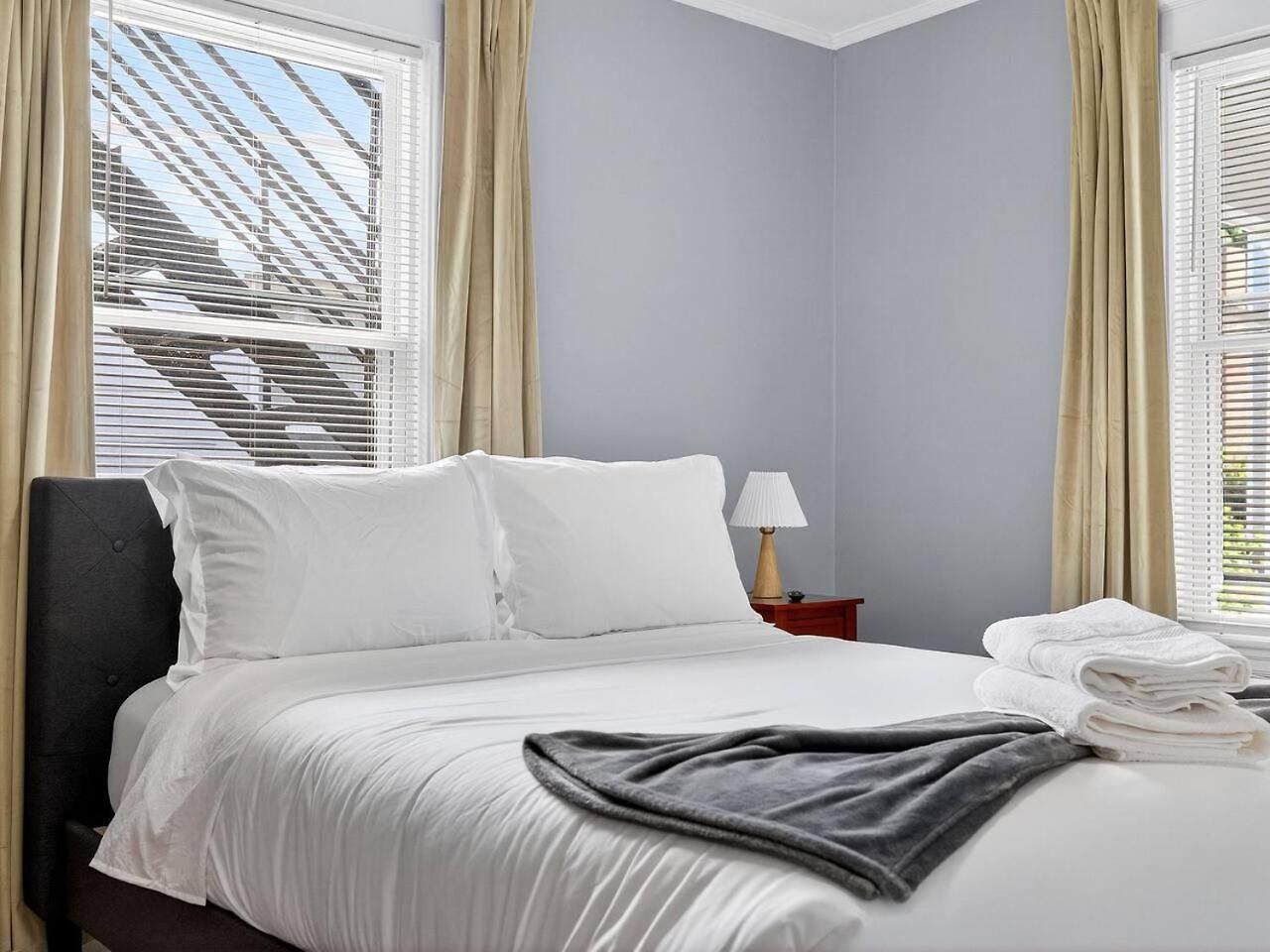 Vintage 5br In With Free Parking Apartment
