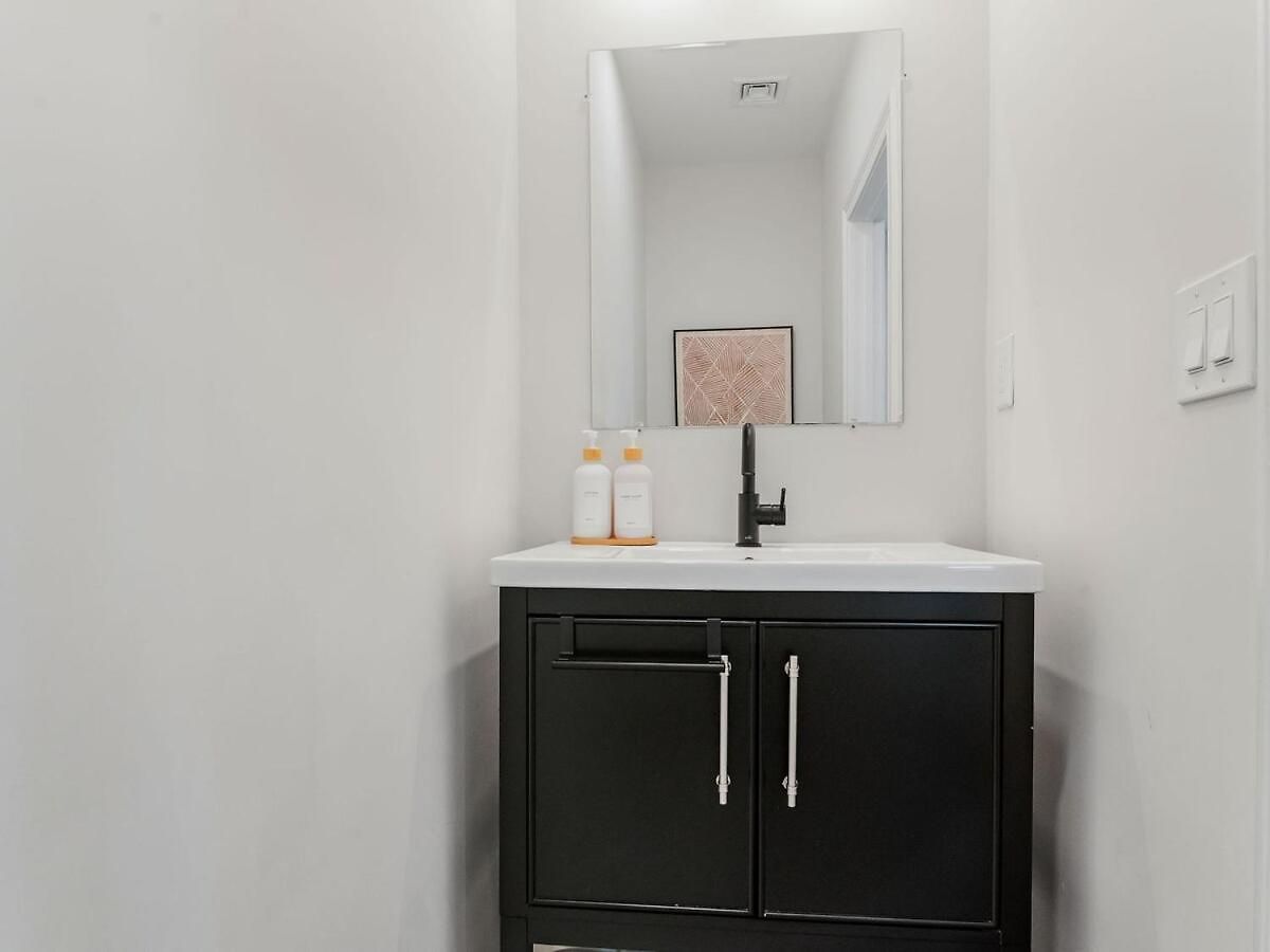 Modern 5b3b In Steps To Convention Center Apartment *